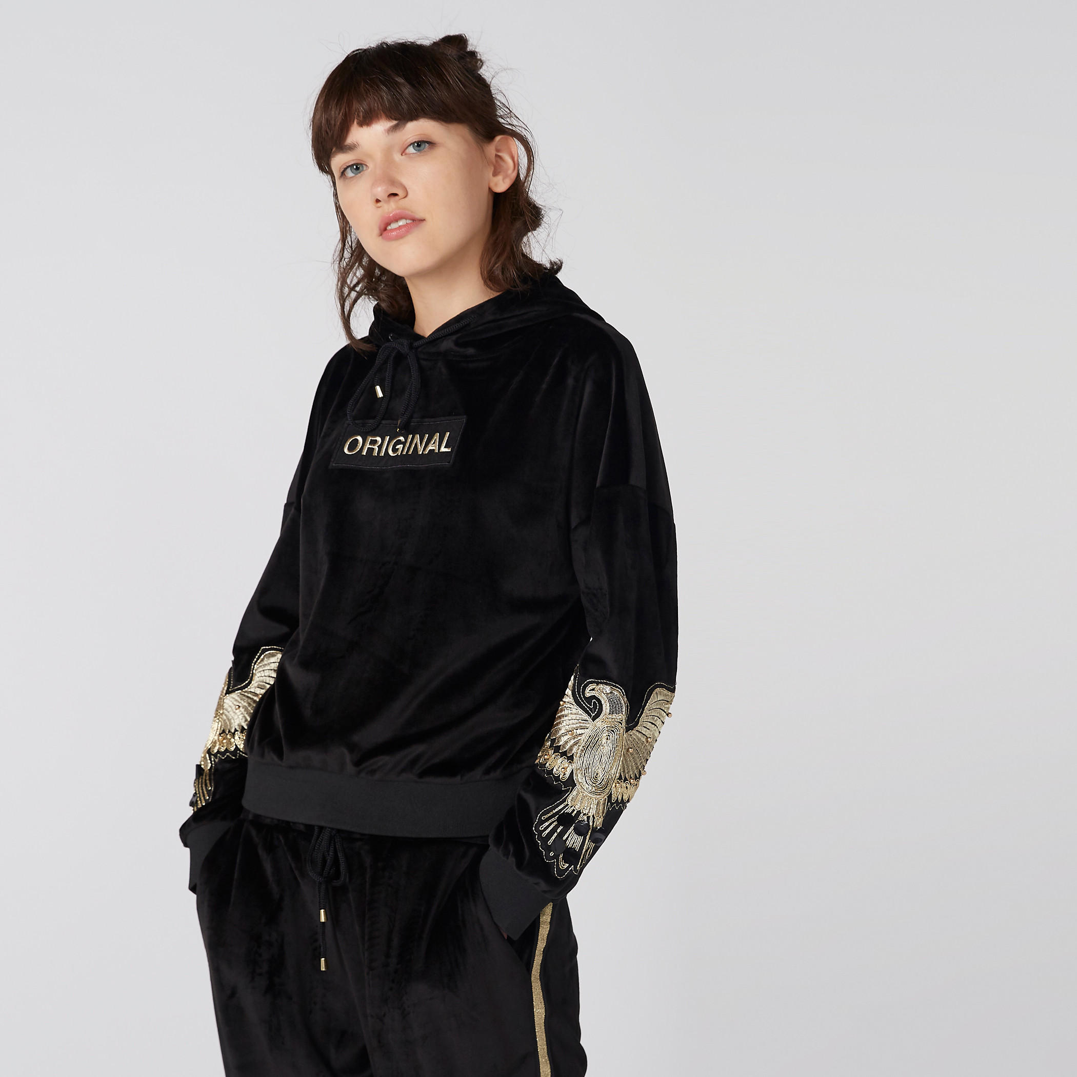 سويت شيرت مُطرّز بأكمام طويلة وقبعة-women-winterwear-hoodiesandsweatshirts-sweatshirts-image-2