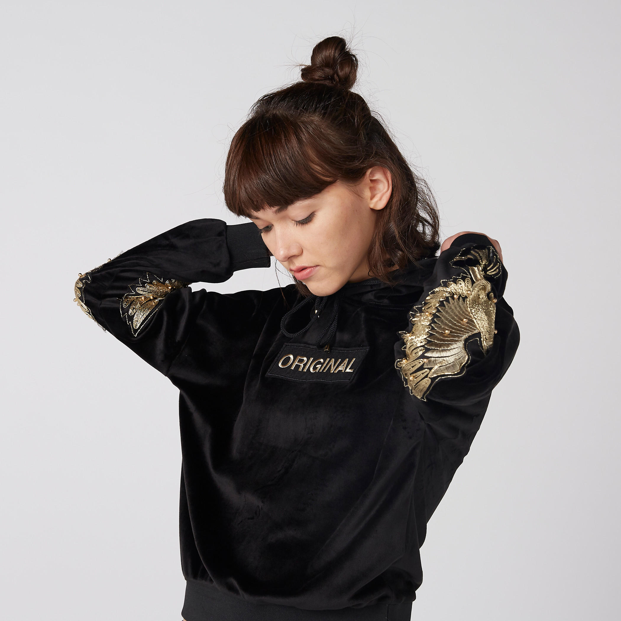 سويت شيرت مُطرّز بأكمام طويلة وقبعة-women-winterwear-hoodiesandsweatshirts-sweatshirts-image-5