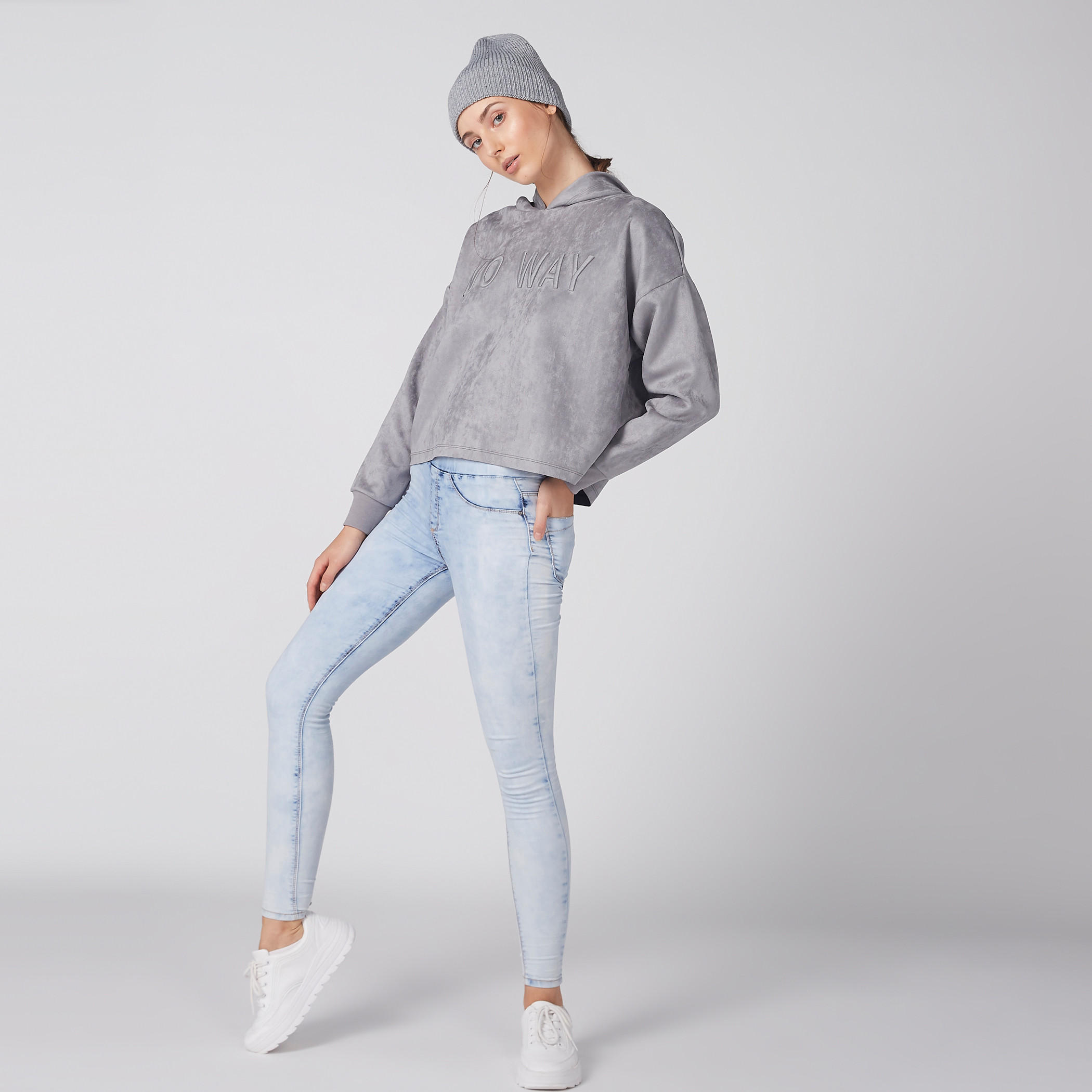 سويت شيرت مُطرّز بأكمام طويلة وقبعة-women-winterwear-hoodiesandsweatshirts-hoodies-image-1