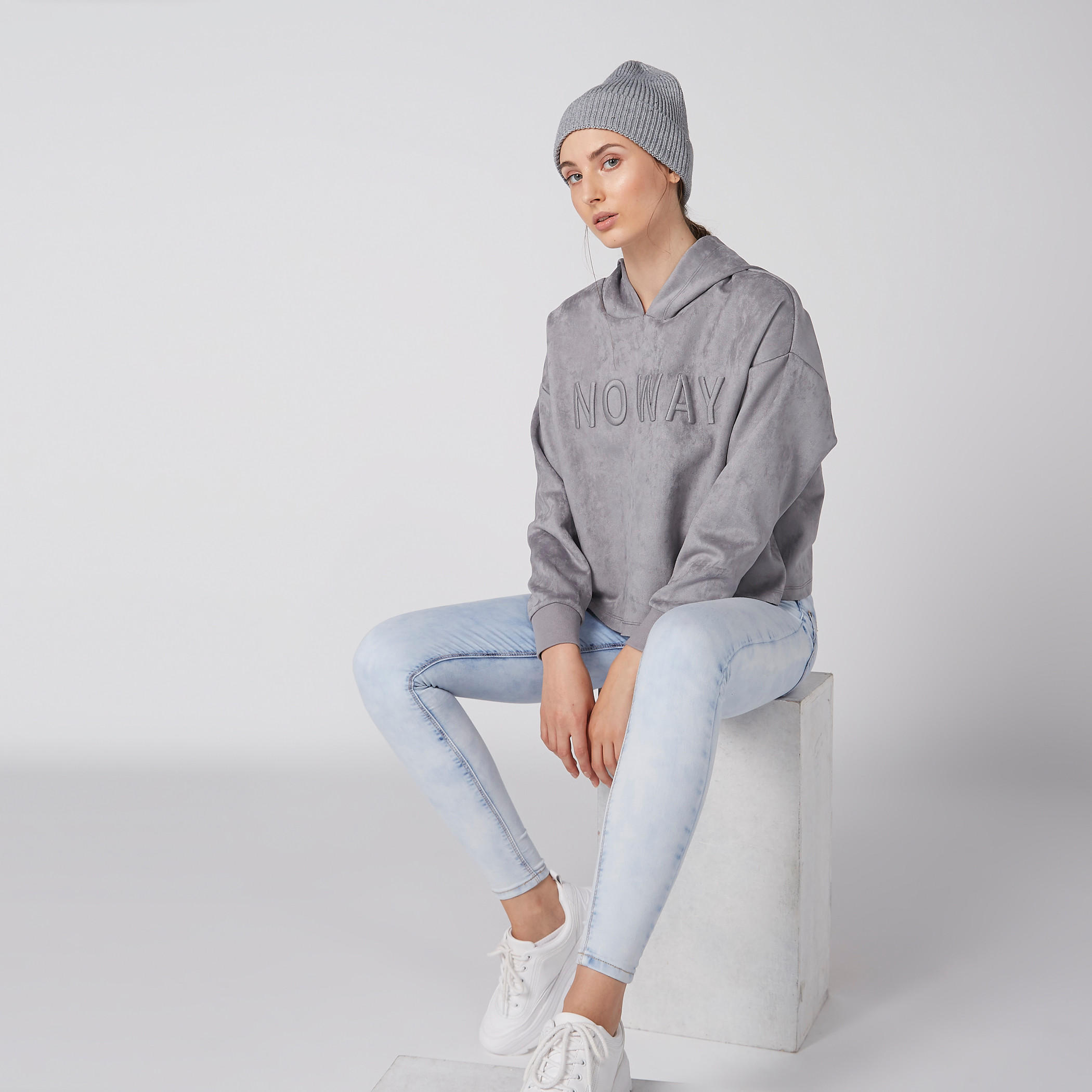 سويت شيرت مُطرّز بأكمام طويلة وقبعة-women-winterwear-hoodiesandsweatshirts-hoodies-image-4