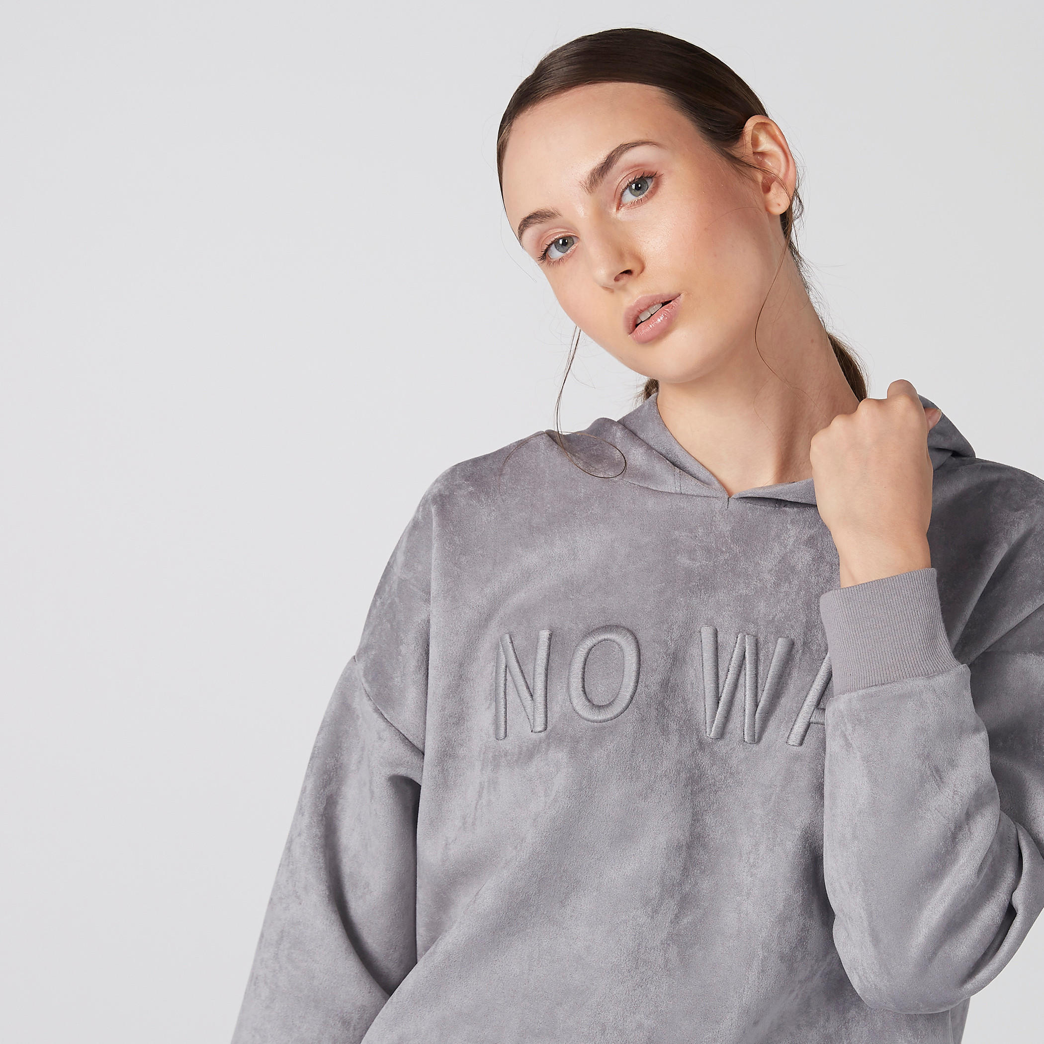 سويت شيرت مُطرّز بأكمام طويلة وقبعة-women-winterwear-hoodiesandsweatshirts-hoodies-image-5