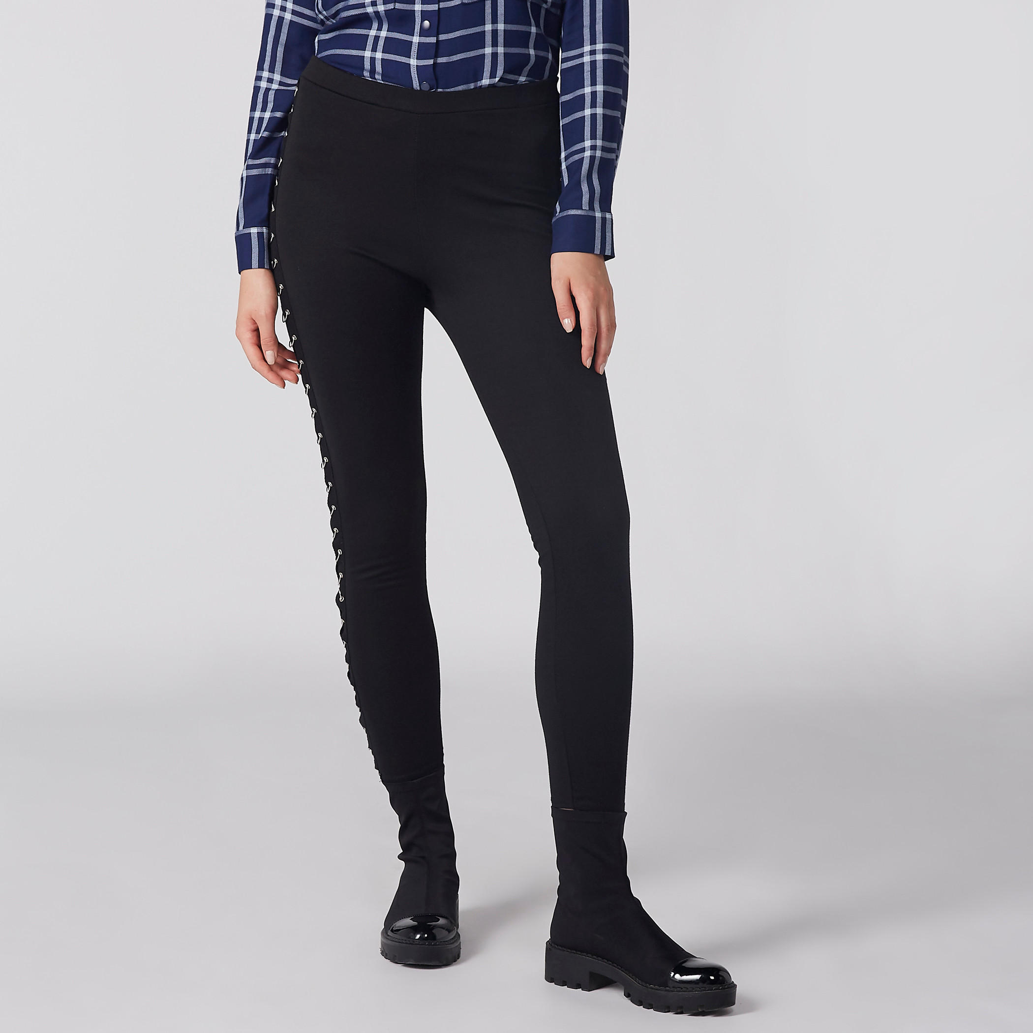 بنطال طويل بقصّة ضيّقة وخصر مطّاطي وحلقات-women-clothing-bottoms-leggings-image-1