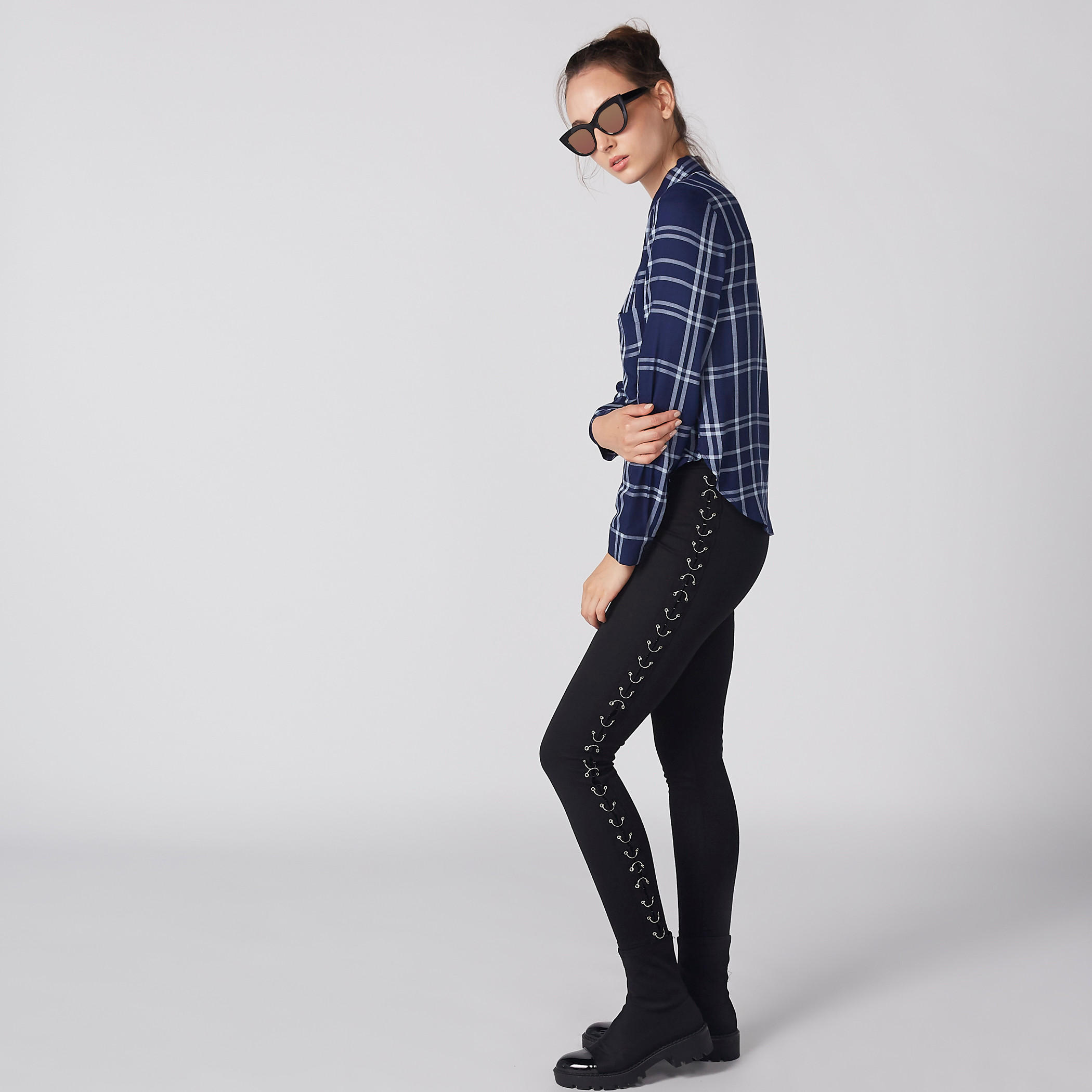 بنطال طويل بقصّة ضيّقة وخصر مطّاطي وحلقات-women-clothing-bottoms-leggings-image-2