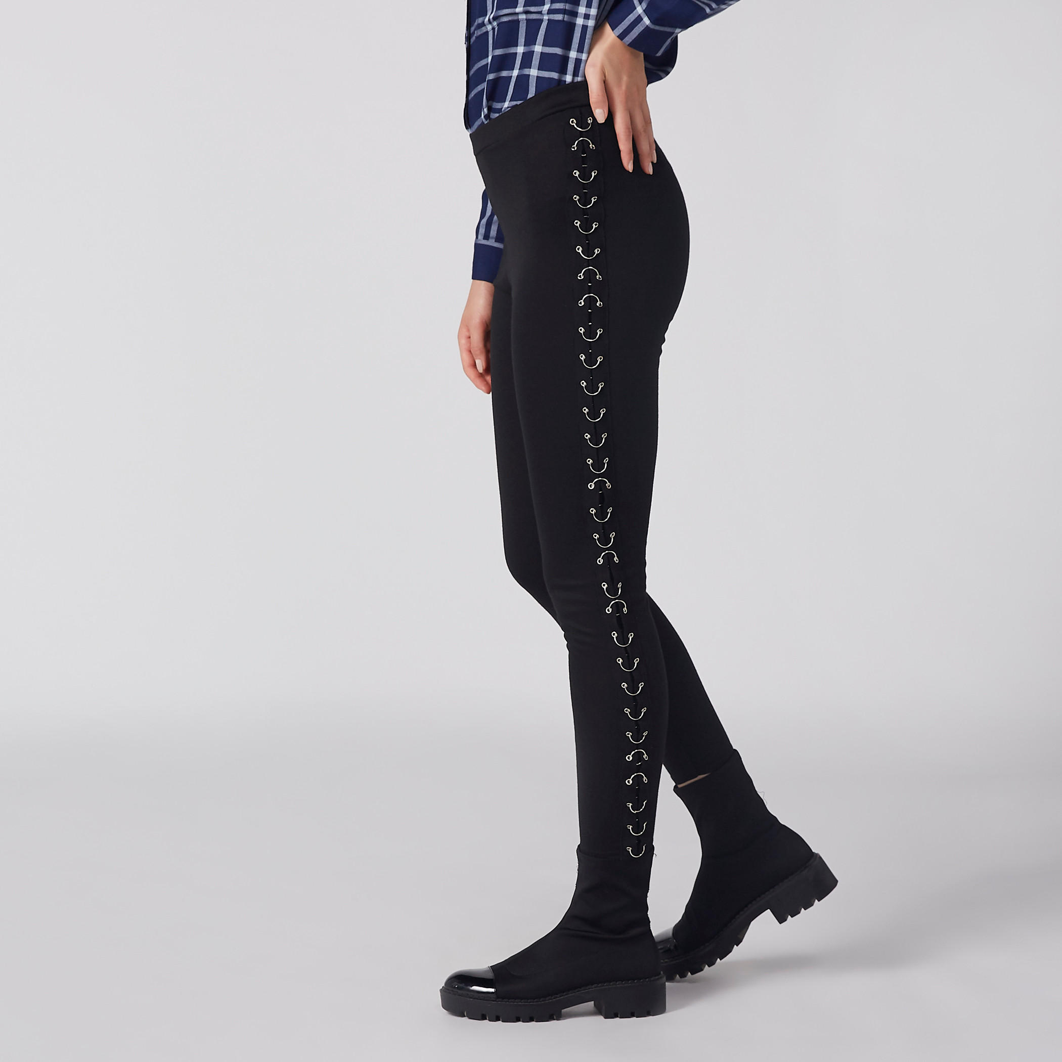 بنطال طويل بقصّة ضيّقة وخصر مطّاطي وحلقات-women-clothing-bottoms-leggings-image-3