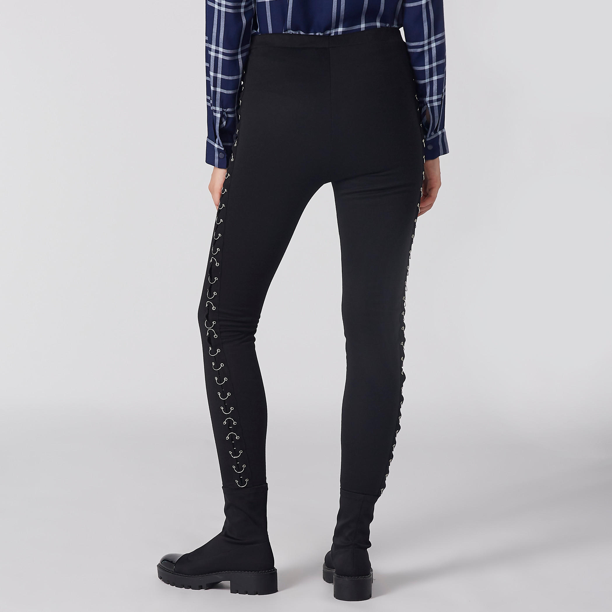 بنطال طويل بقصّة ضيّقة وخصر مطّاطي وحلقات-women-clothing-bottoms-leggings-image-4