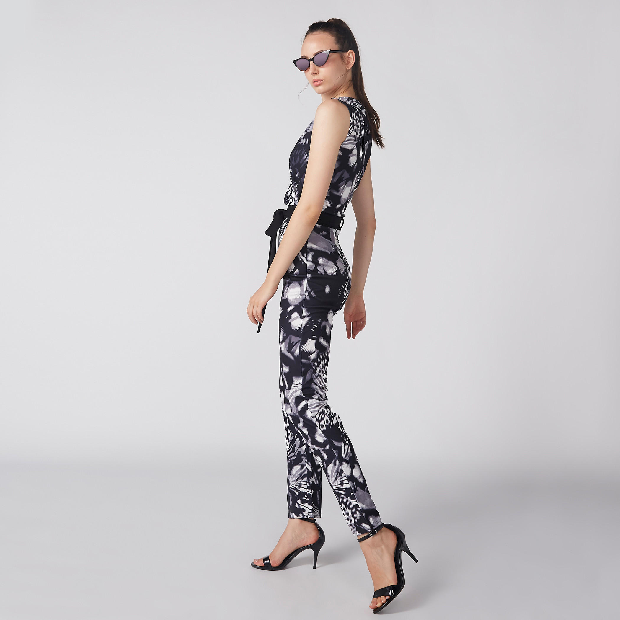 أفرول دون أكمام بياقة V وحزام رباط وطبعات-women-clothing-jumpsuits-image-3