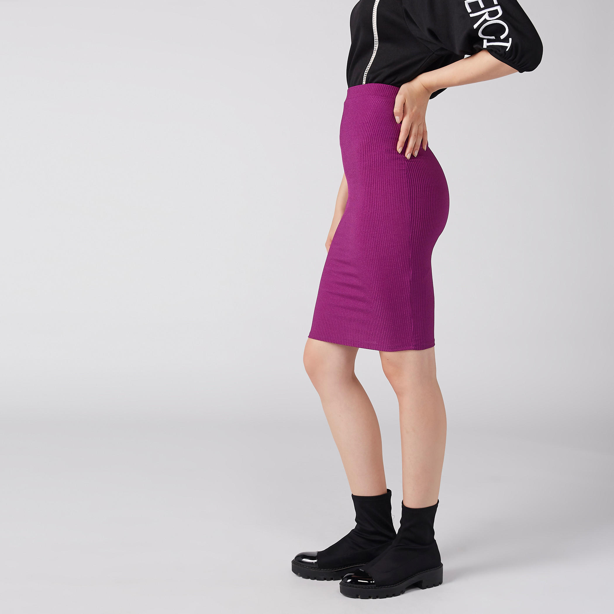 تنورة ضيّقة متوسطة الطول بارزة الملمس بخصر مطّاطي-women-clothing-bottoms-skirts-image-4