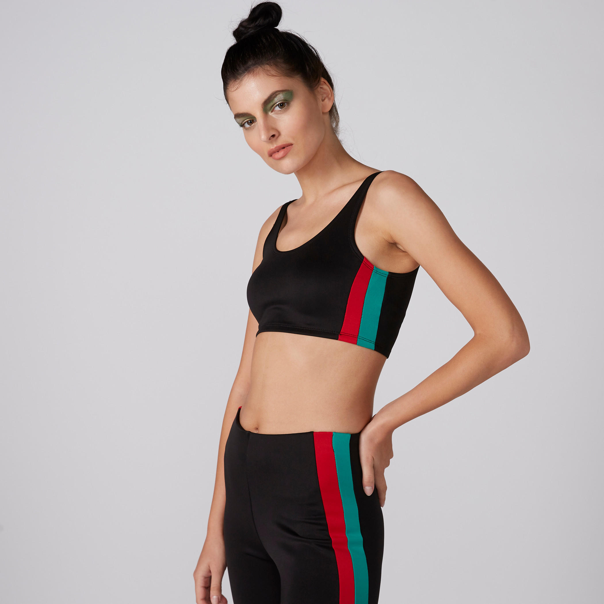 صدريّة رياضية مقلّمة بياقة عميقة-sports-women-clothing-sportsbras-image-1