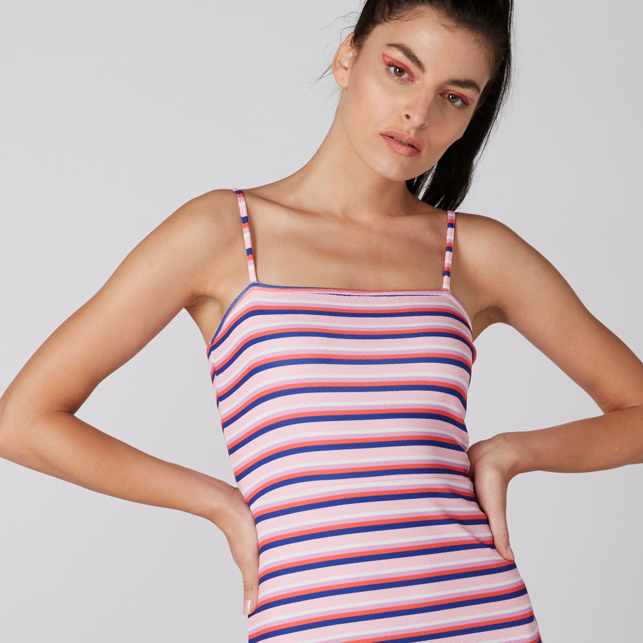 فستان قصير مقلّم دون أكمام بقصّة ضيّقة وحمّالات رفيعة-women-clothing-dresses-image-4
