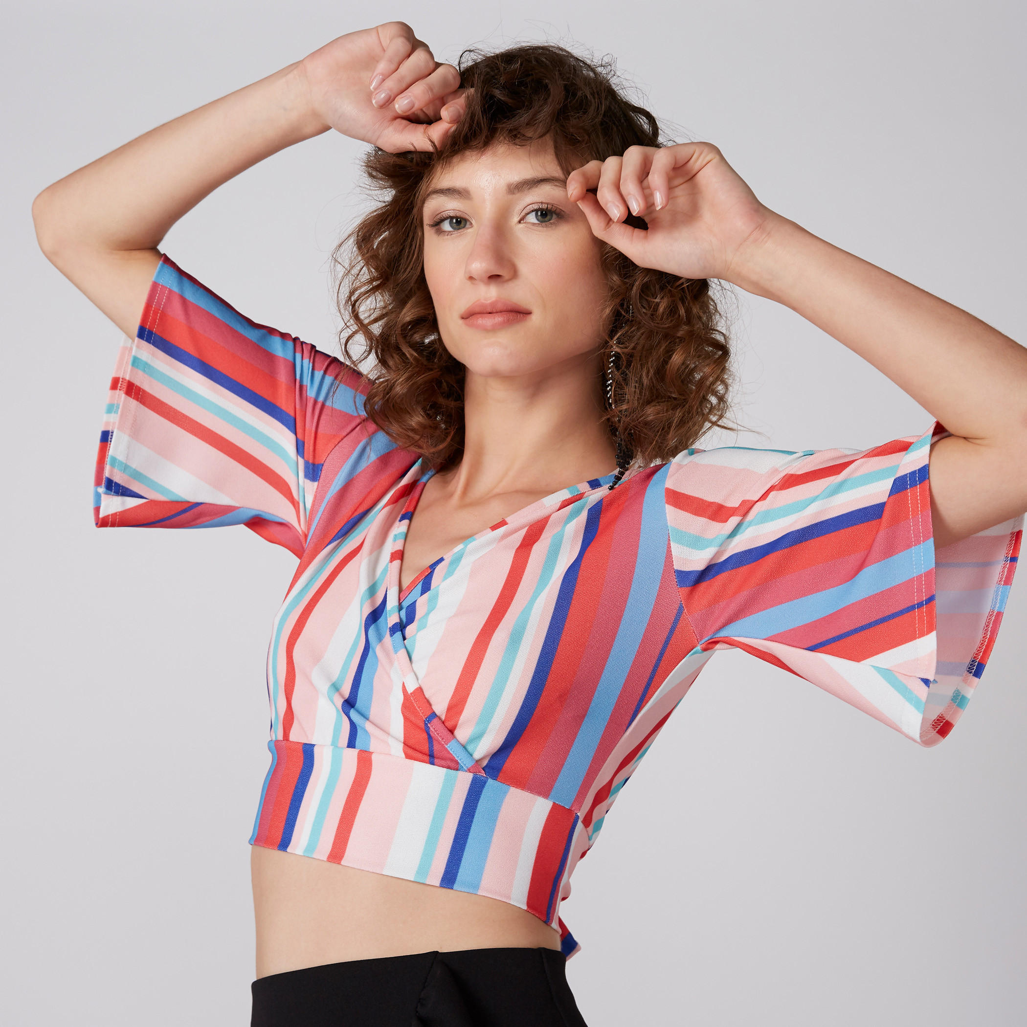 بلوزة قصيرة مقلمة بياقة V وأكمام واسعة وأربطة-women-clothing-shirtsandblouses-blouses-image-1