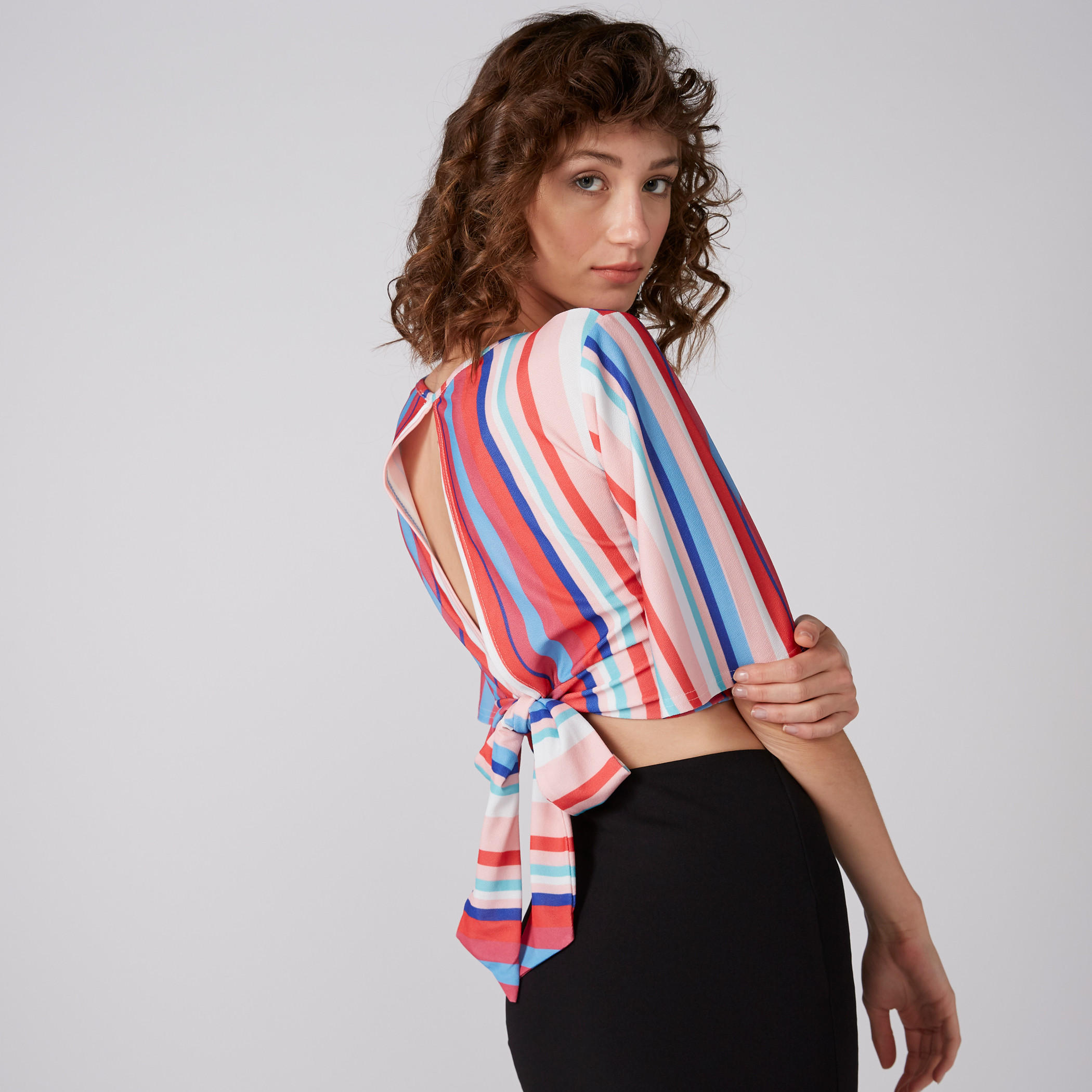 بلوزة قصيرة مقلمة بياقة V وأكمام واسعة وأربطة-women-clothing-shirtsandblouses-blouses-image-2