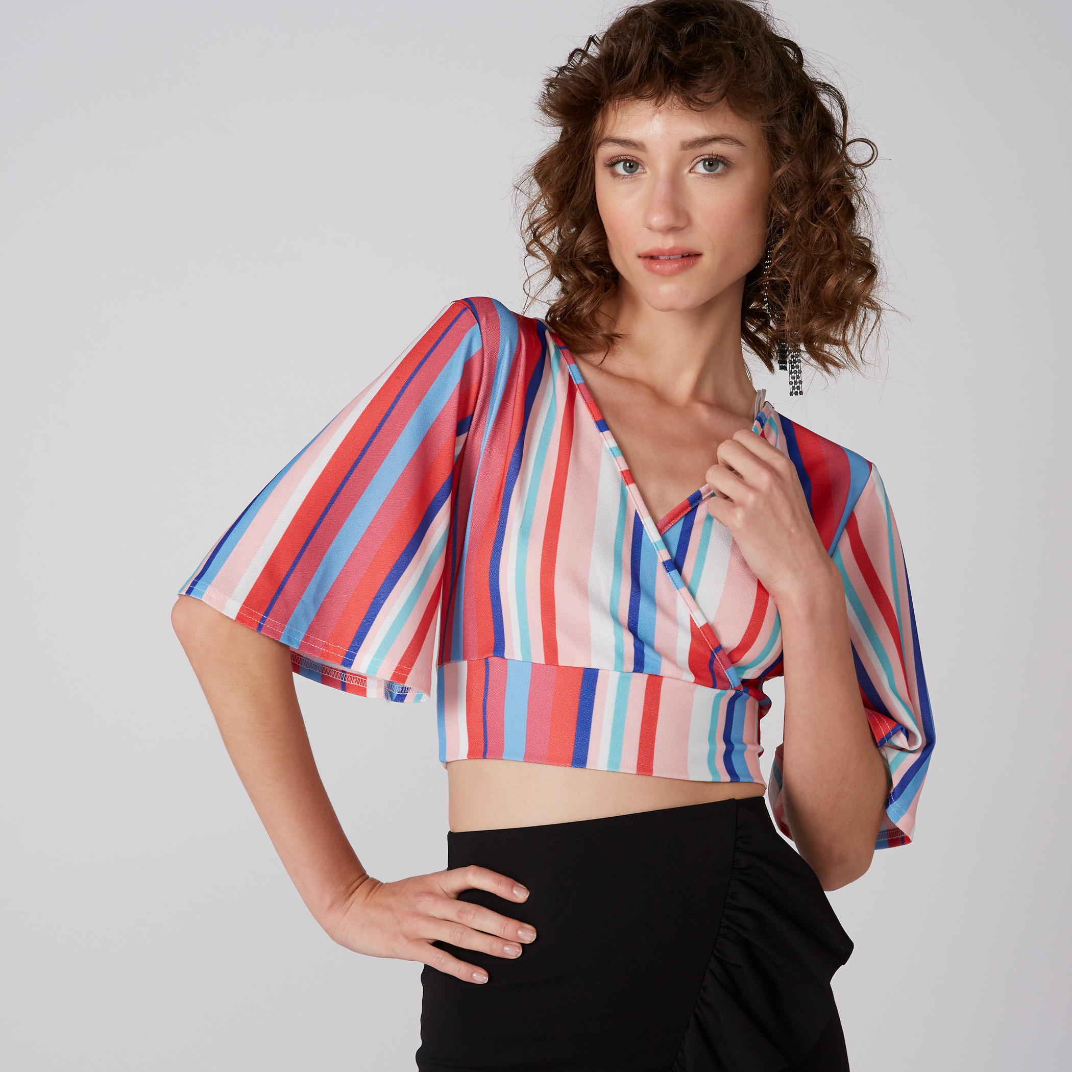 بلوزة قصيرة مقلمة بياقة V وأكمام واسعة وأربطة-women-clothing-shirtsandblouses-blouses-image-4