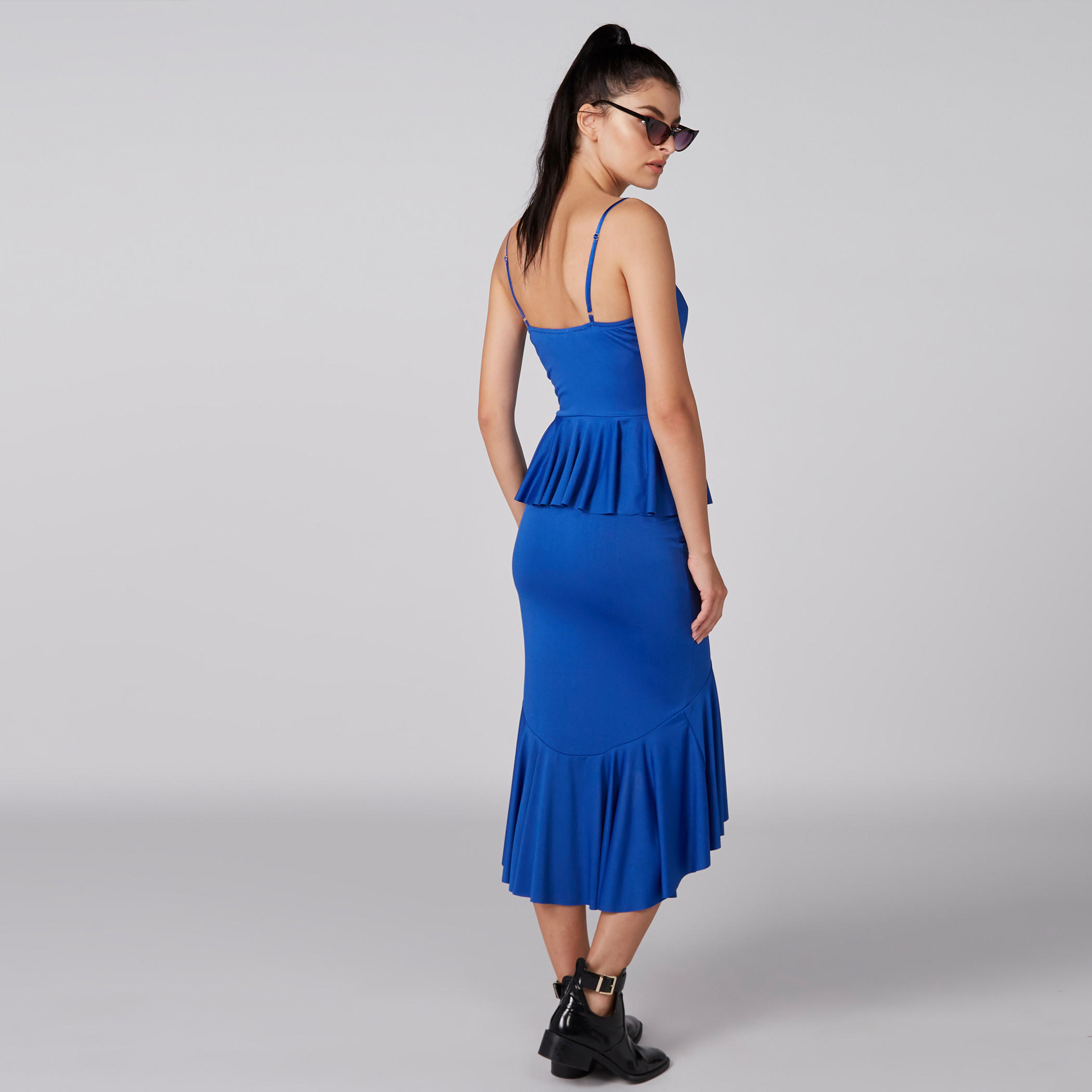 فستان بارز الملمس بقصّة ضيّقة وحمّالات رفيعة وتفاصيل كشكش-women-clothing-dresses-image-1