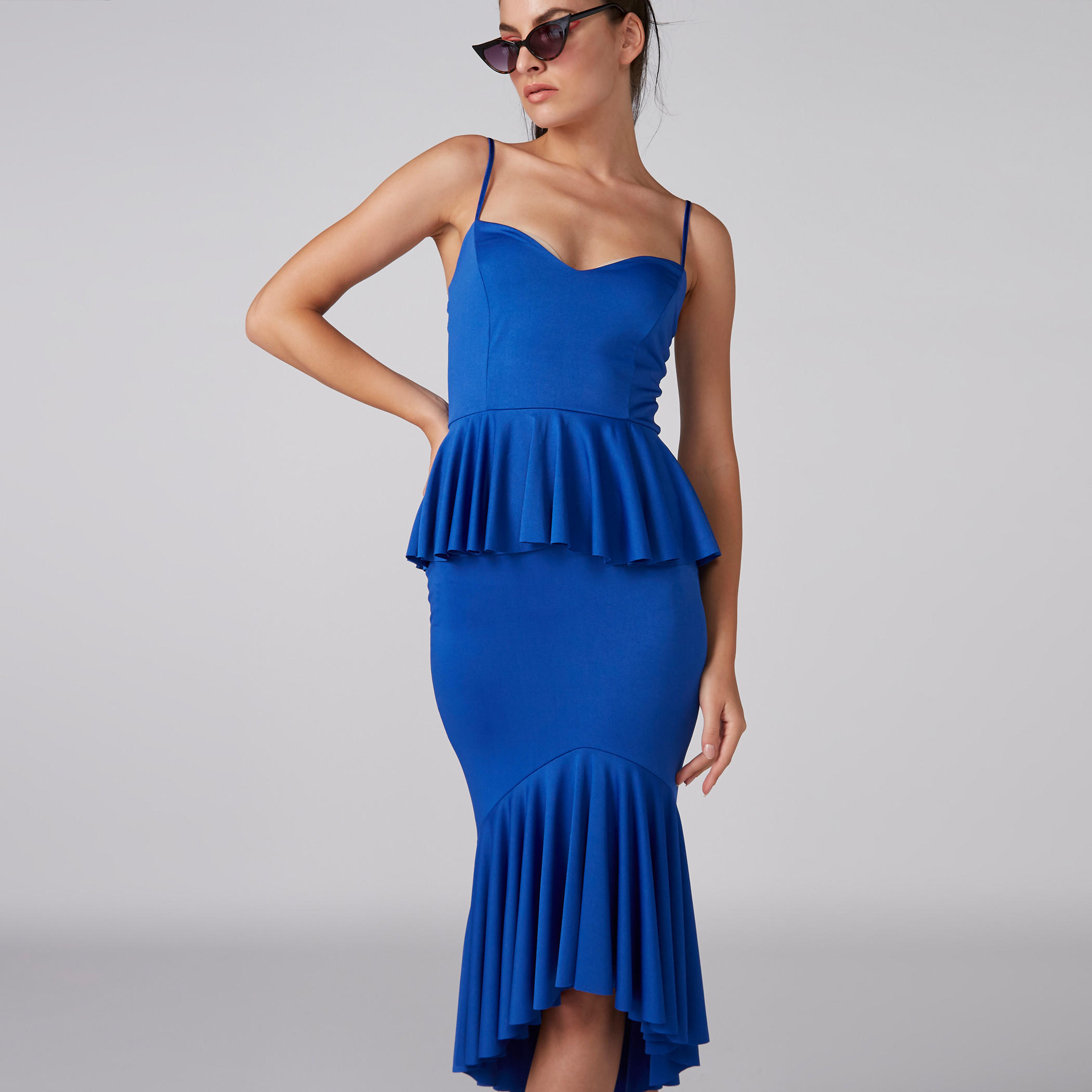 فستان بارز الملمس بقصّة ضيّقة وحمّالات رفيعة وتفاصيل كشكش-women-clothing-dresses-image-2