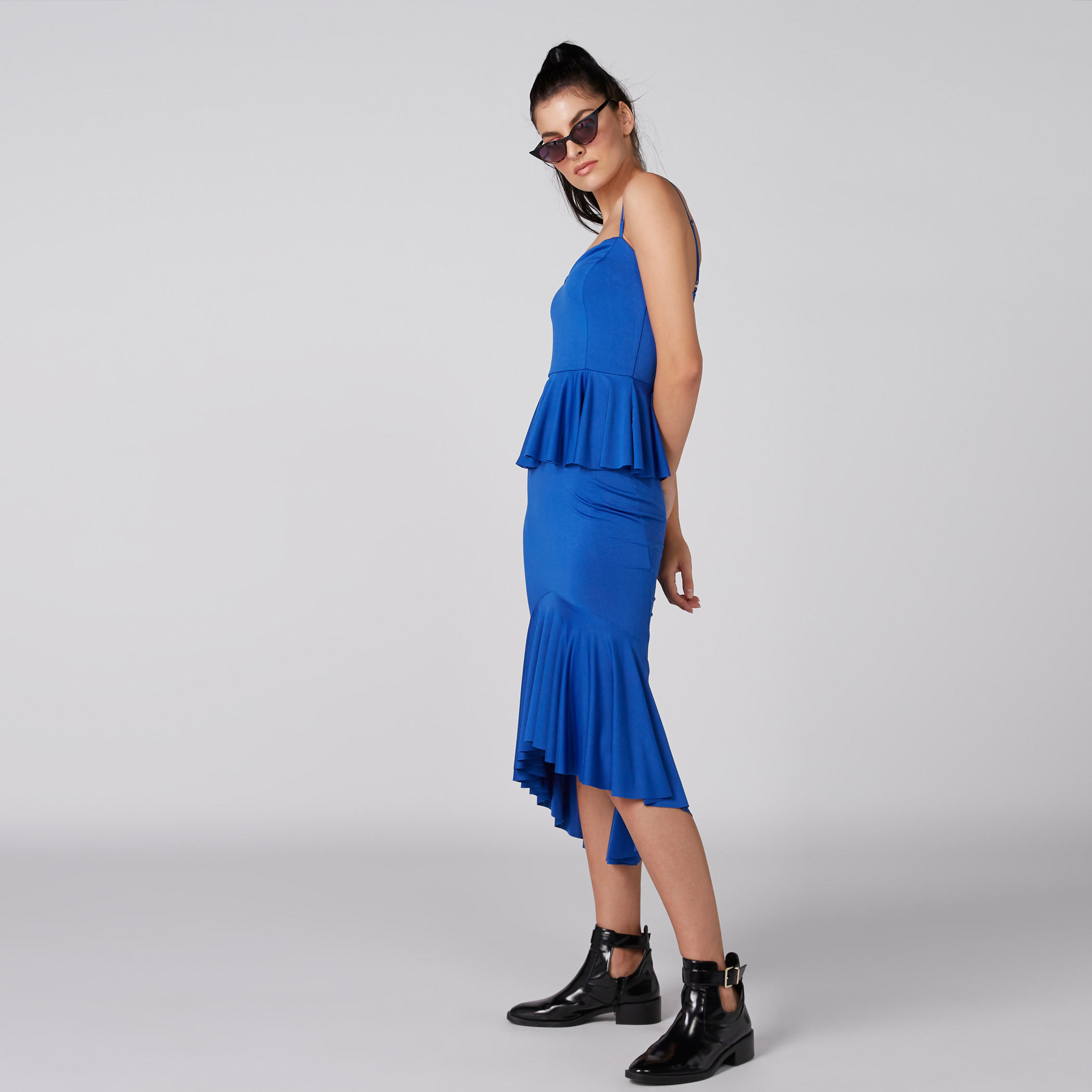 فستان بارز الملمس بقصّة ضيّقة وحمّالات رفيعة وتفاصيل كشكش-women-clothing-dresses-image-3