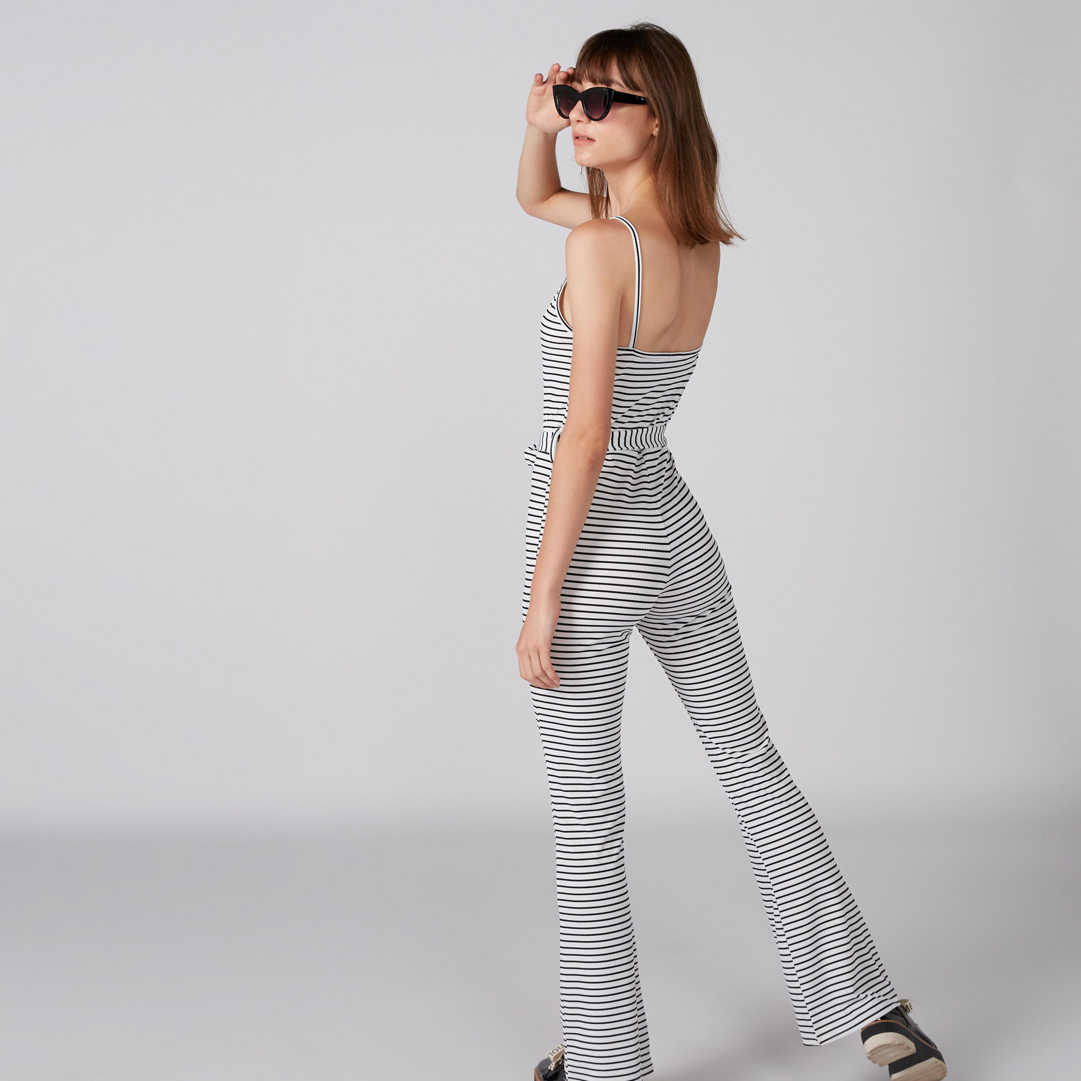 أفرول مقلم بحمالات رفيعة وحزام رباط-women-clothing-jumpsuits-image-2