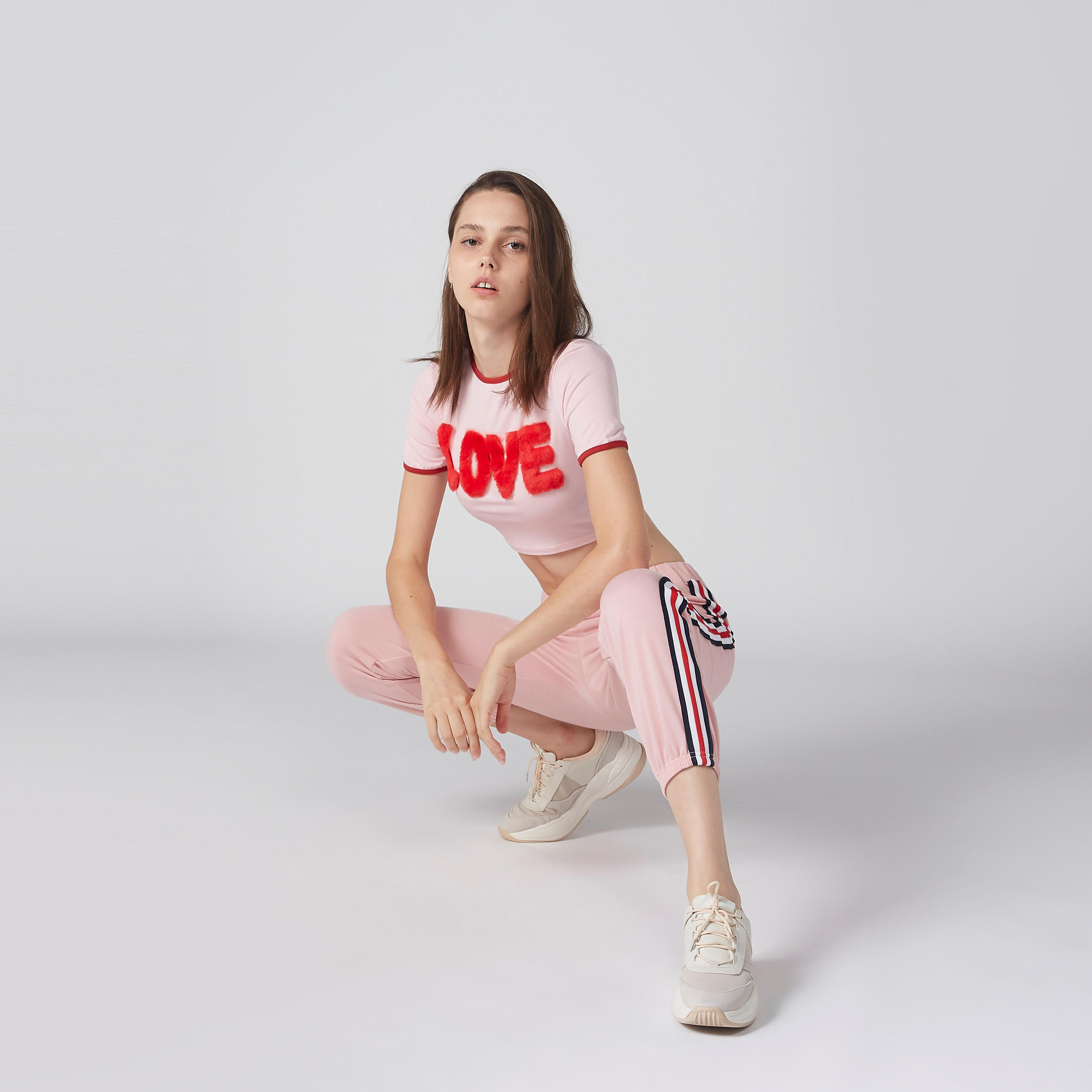 بلوزة قصيرة بأكمام قصيرة وتفاصيل قطيفة-women-clothing-tshirts-image-1
