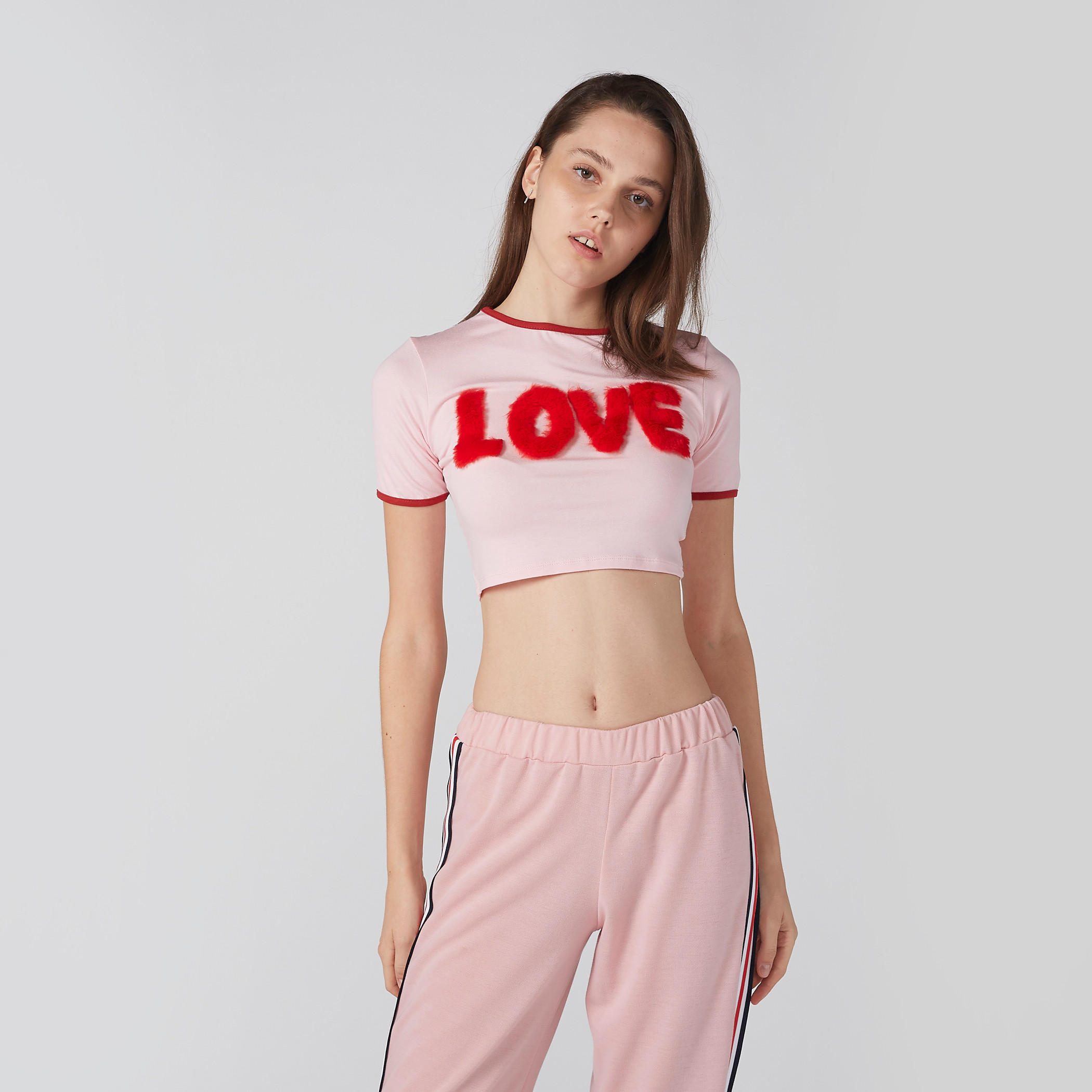 بلوزة قصيرة بأكمام قصيرة وتفاصيل قطيفة-women-clothing-tshirts-image-2