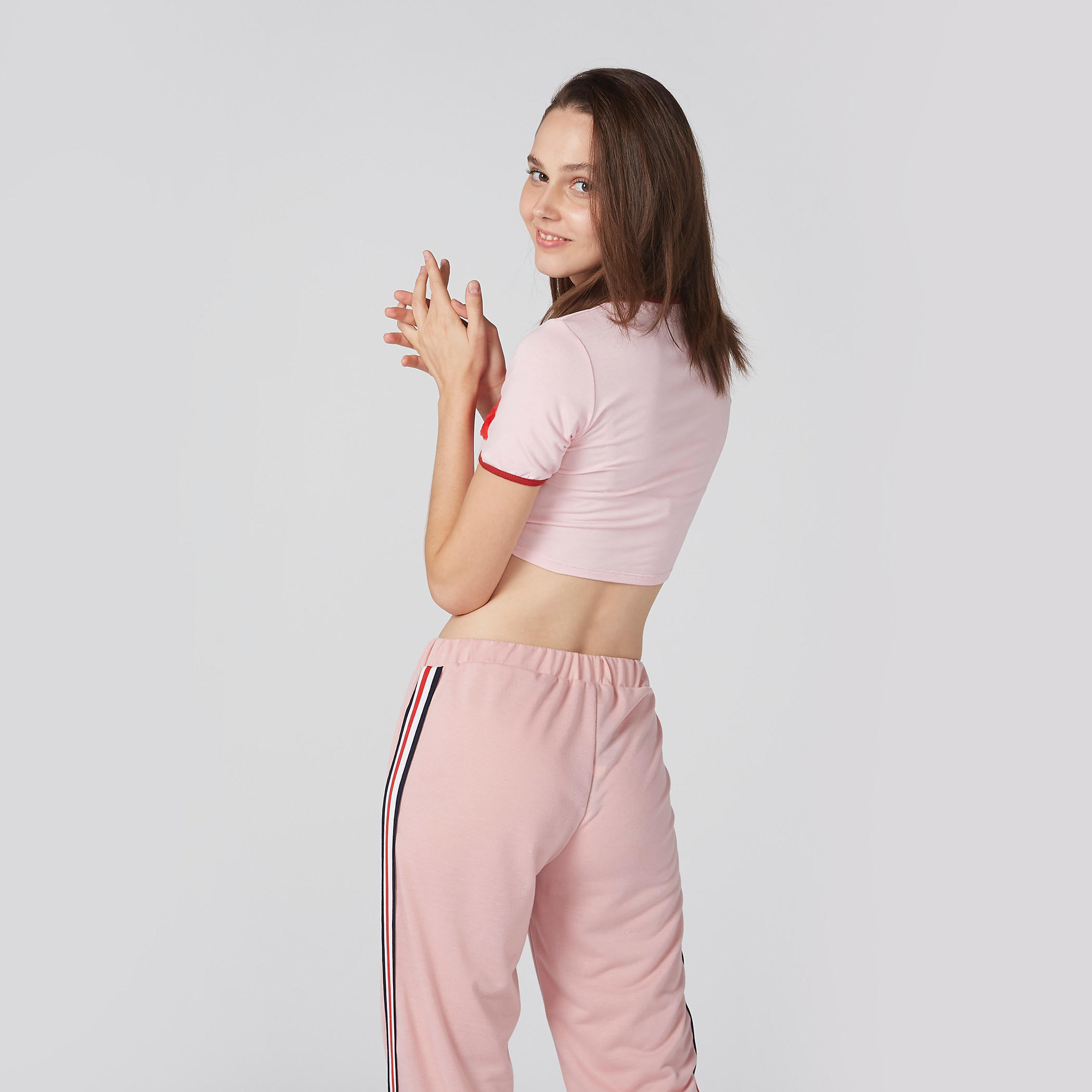 بلوزة قصيرة بأكمام قصيرة وتفاصيل قطيفة-women-clothing-tshirts-image-3