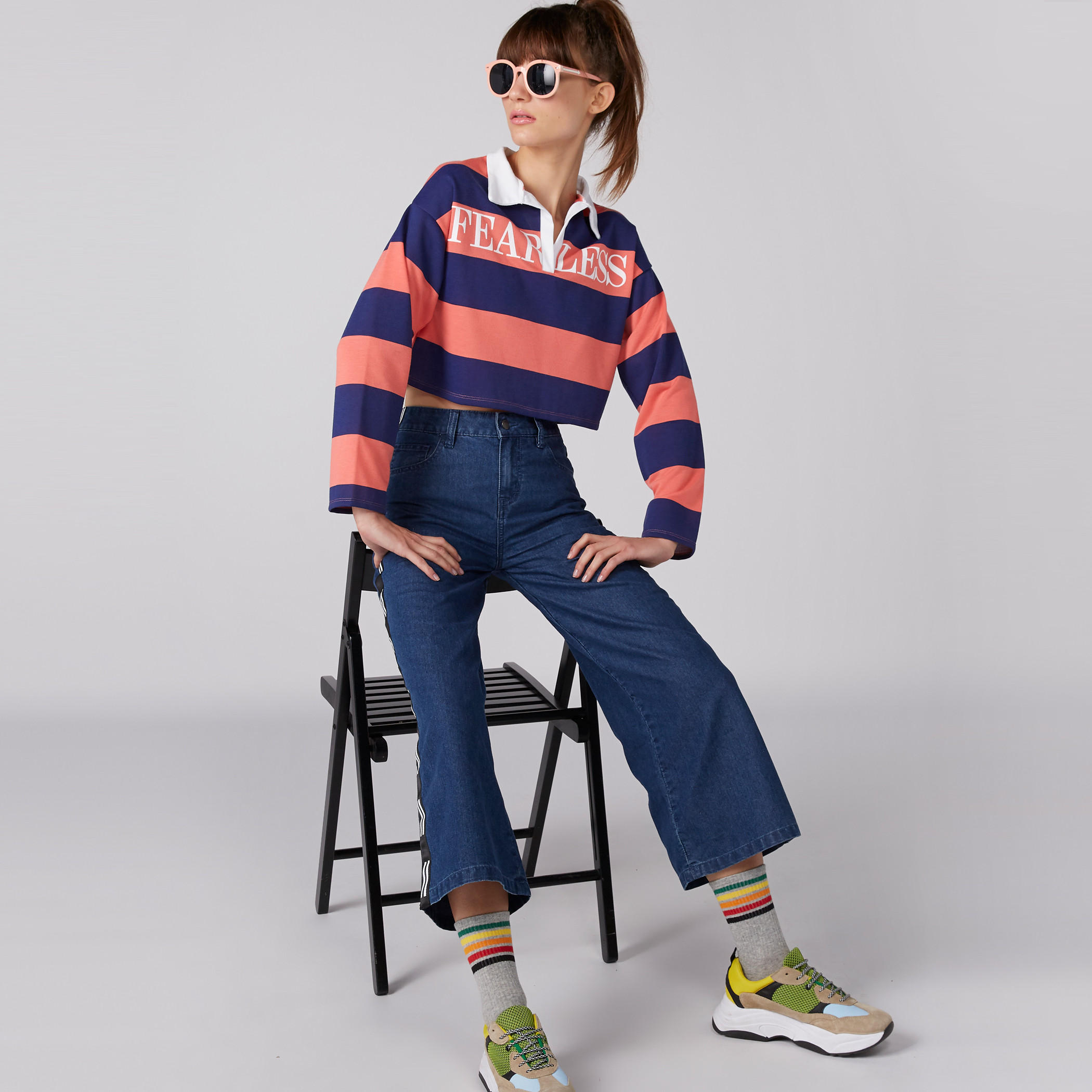 بلوزة قصيرة مقلّمة بأكتاف منسدلة وأكمام طويلة-women-clothing-tshirts-image-1