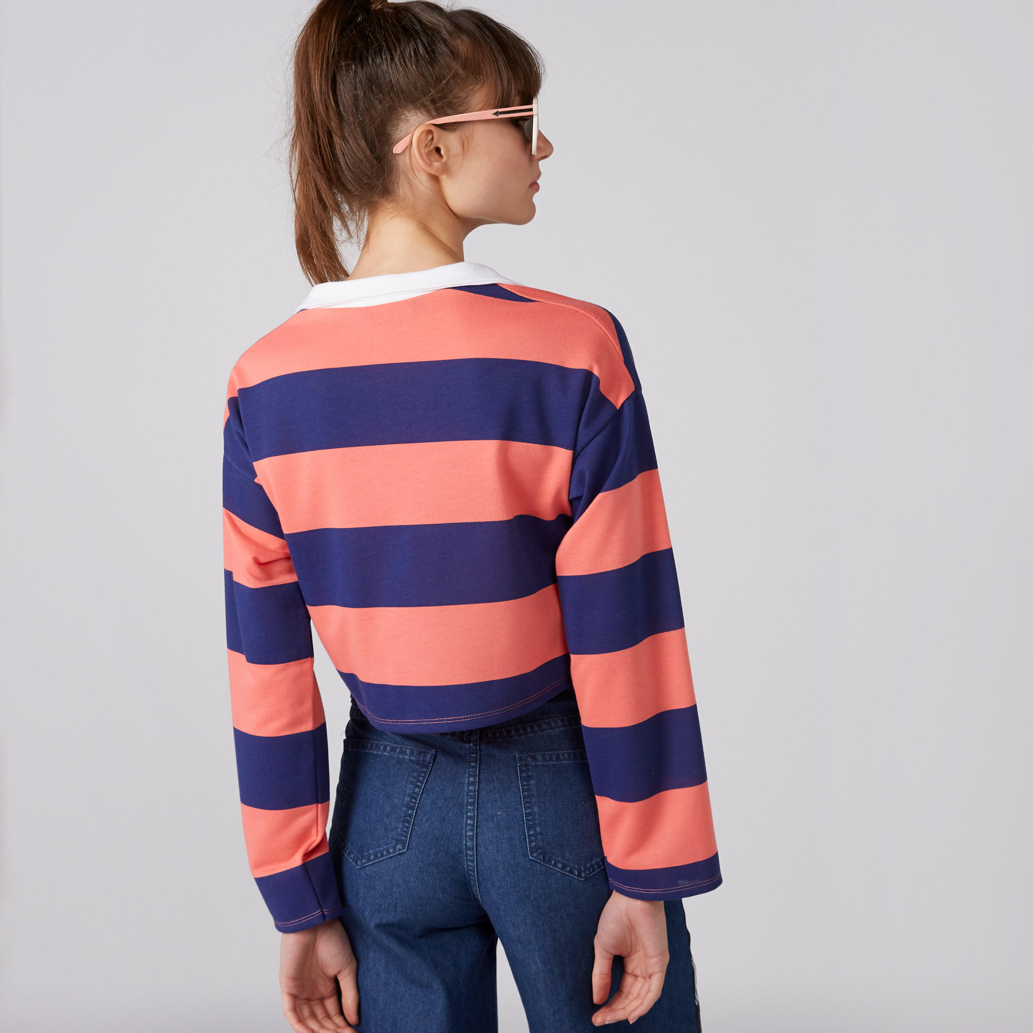 بلوزة قصيرة مقلّمة بأكتاف منسدلة وأكمام طويلة-women-clothing-tshirts-image-2