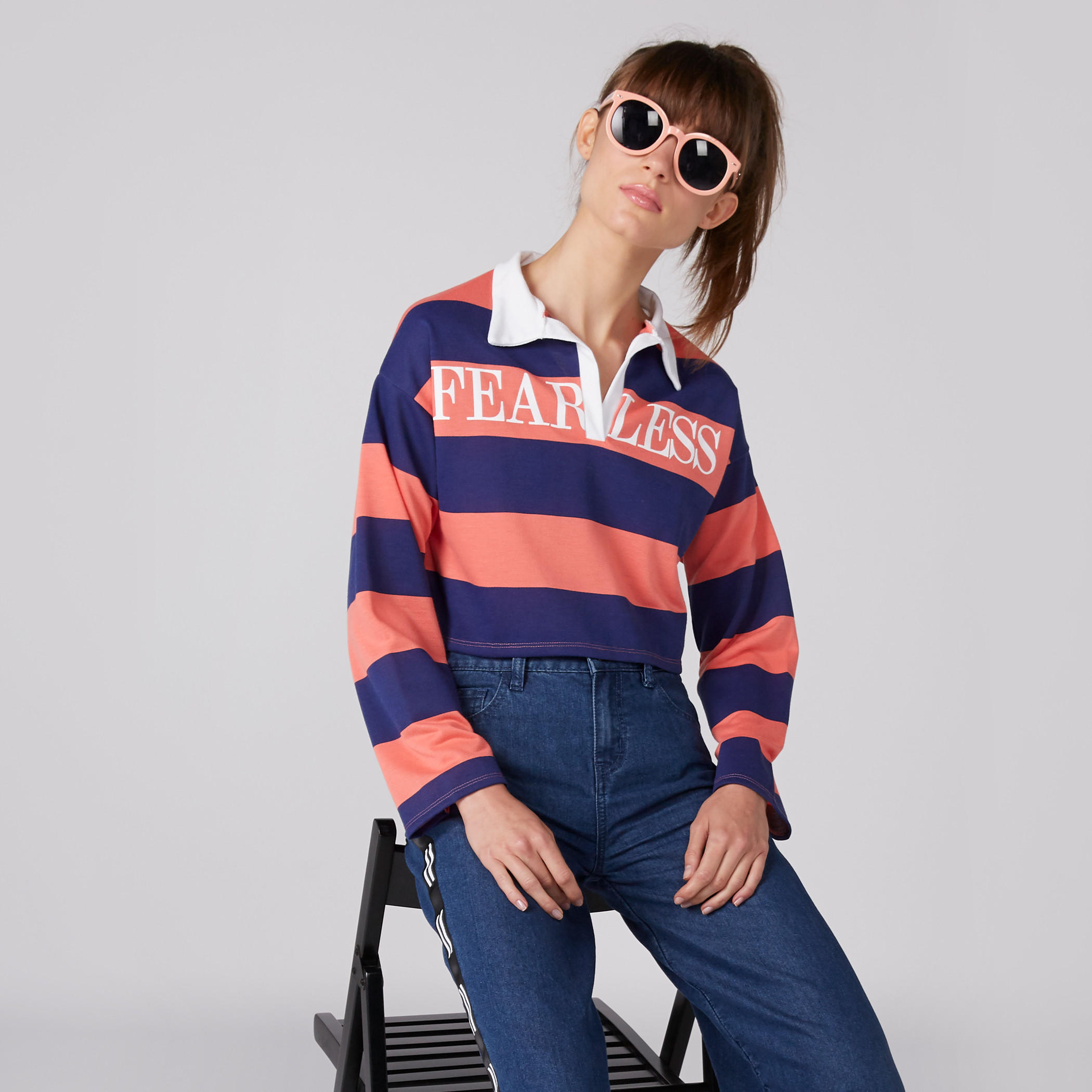 بلوزة قصيرة مقلّمة بأكتاف منسدلة وأكمام طويلة-women-clothing-tshirts-image-3