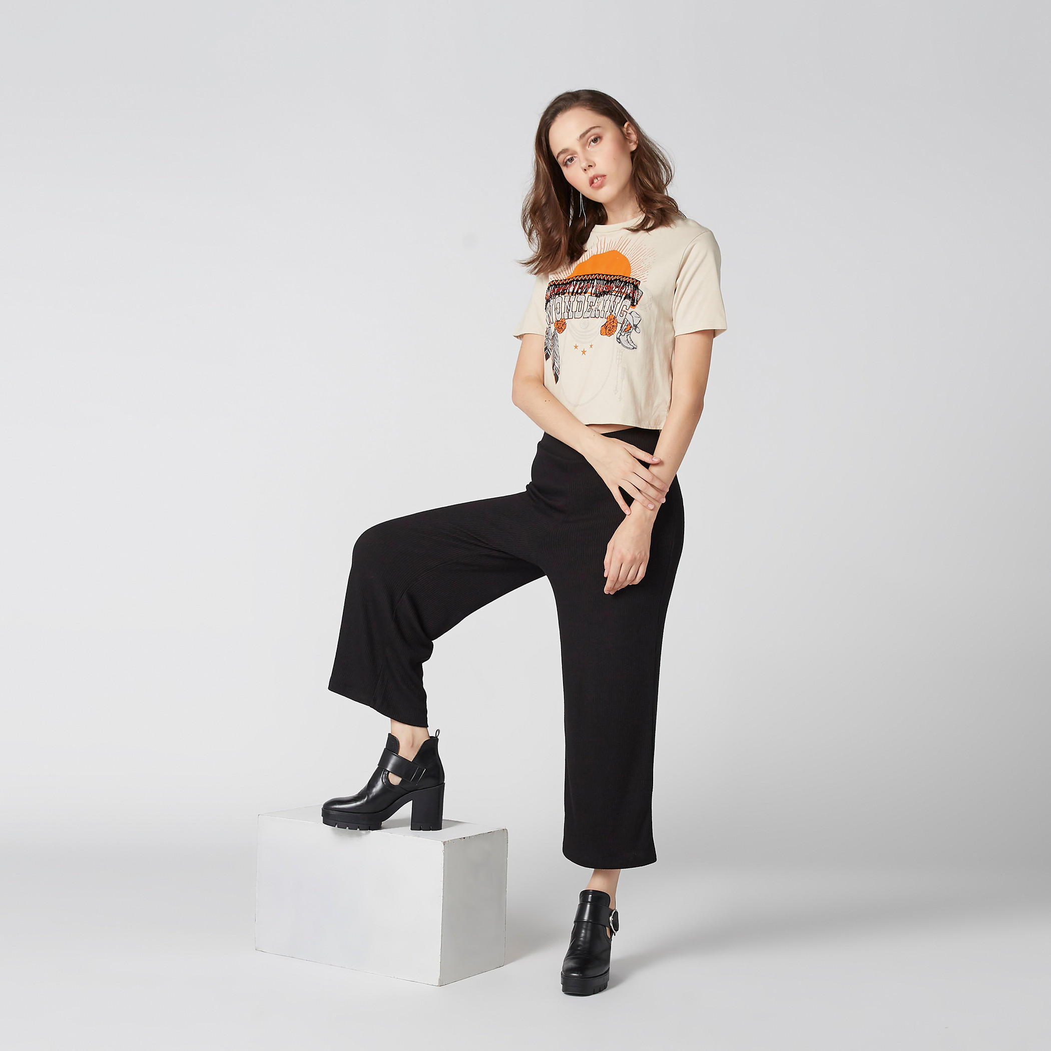 تيشيرت قصير بياقة مستديرة وأكمام قصيرة وطبعات-women-clothing-tshirts-image-2