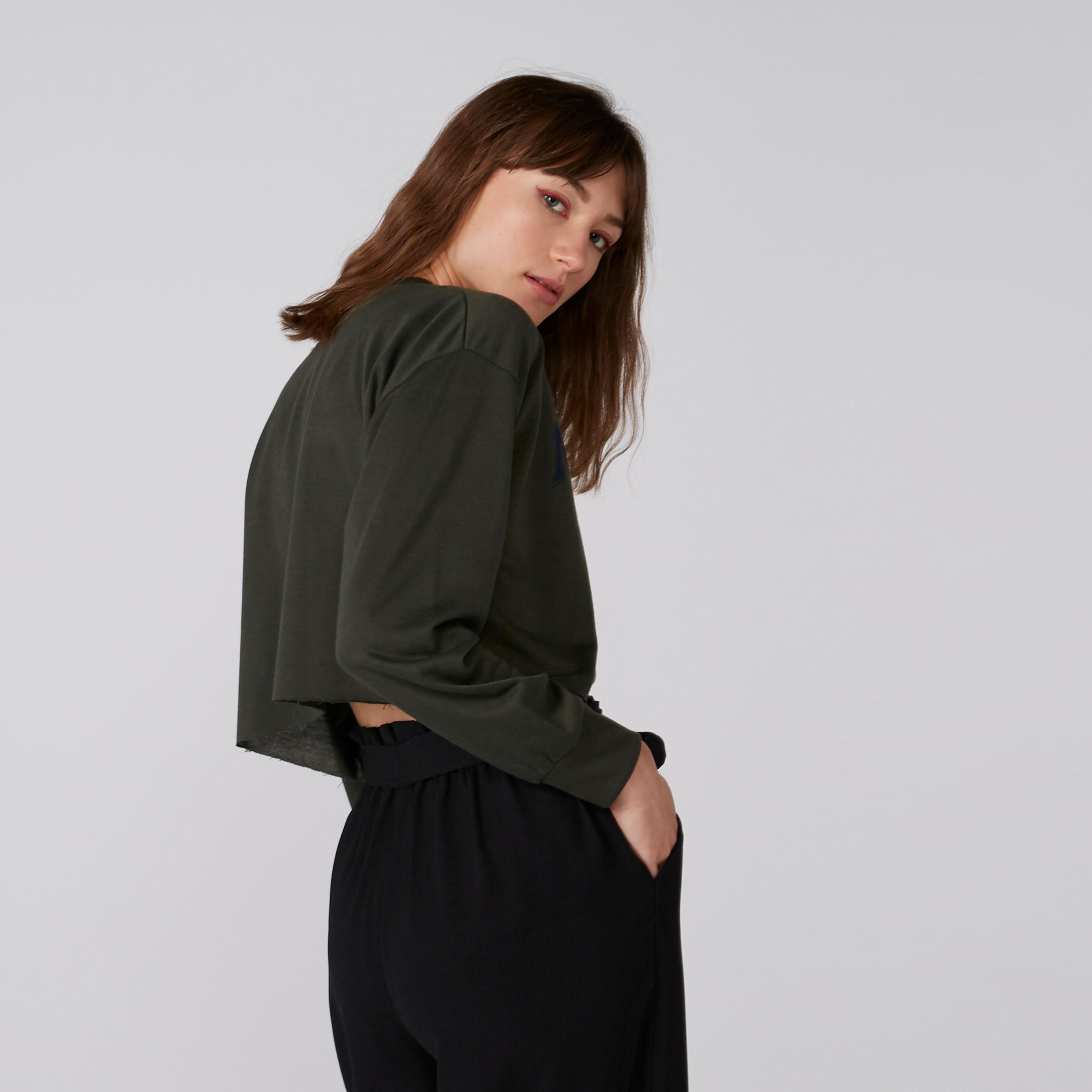 بلوزة قصيرة بأكتاف منسدلة وأكمام طويلة وطبعات-women-winterwear-hoodiesandsweatshirts-sweatshirts-image-2