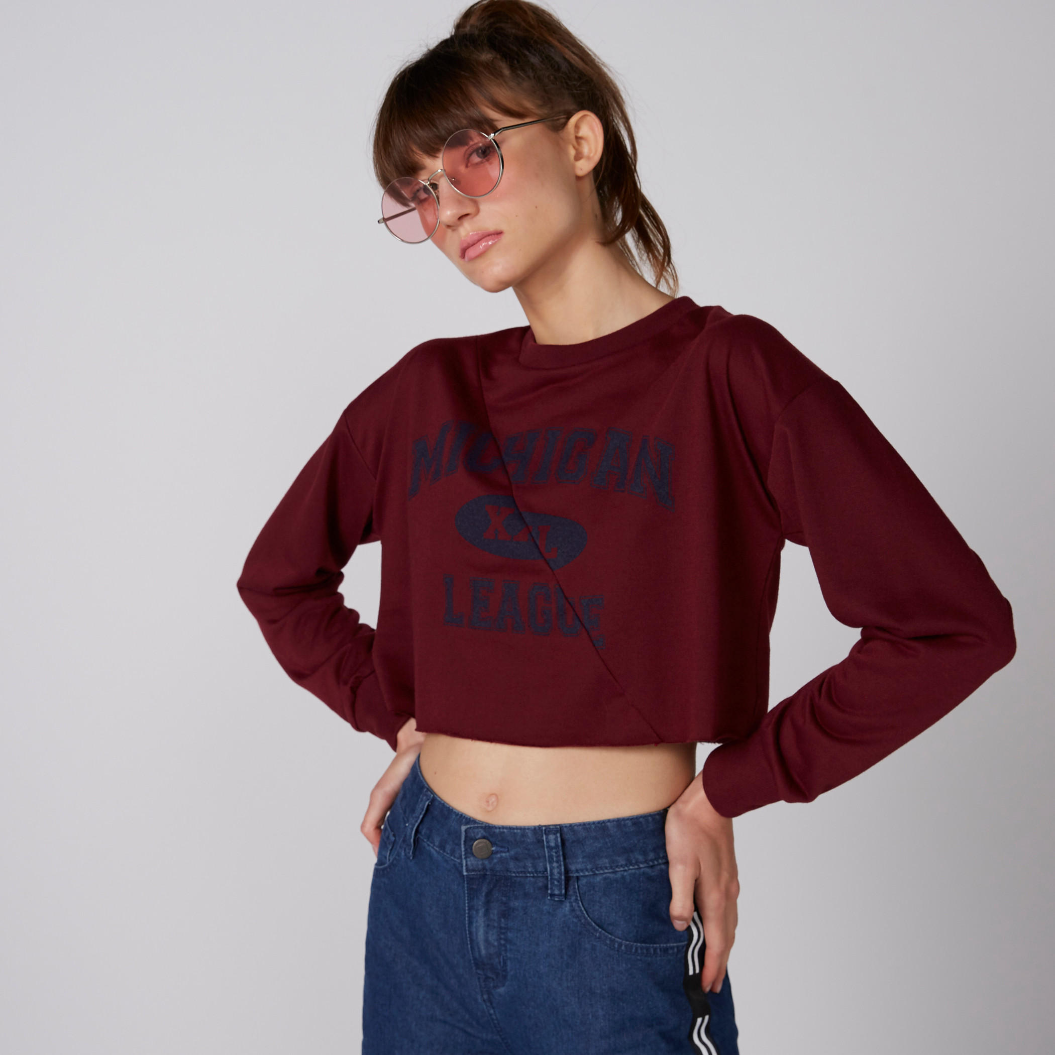 بلوزة قصيرة بياقة ضيّقة وأكمام طويلة وطبعات-women-winterwear-hoodiesandsweatshirts-sweatshirts-image-1