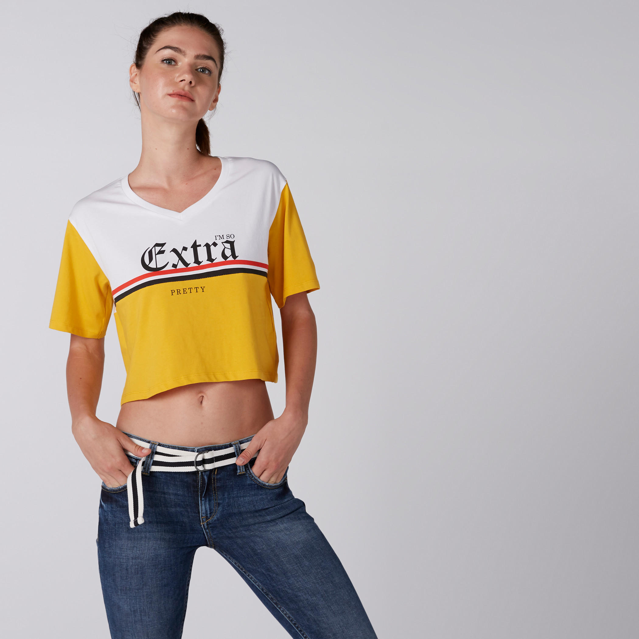 بلوزة قصيرة بطبعات وياقة V وأكمام قصيرة-women-clothing-tshirts-image-1