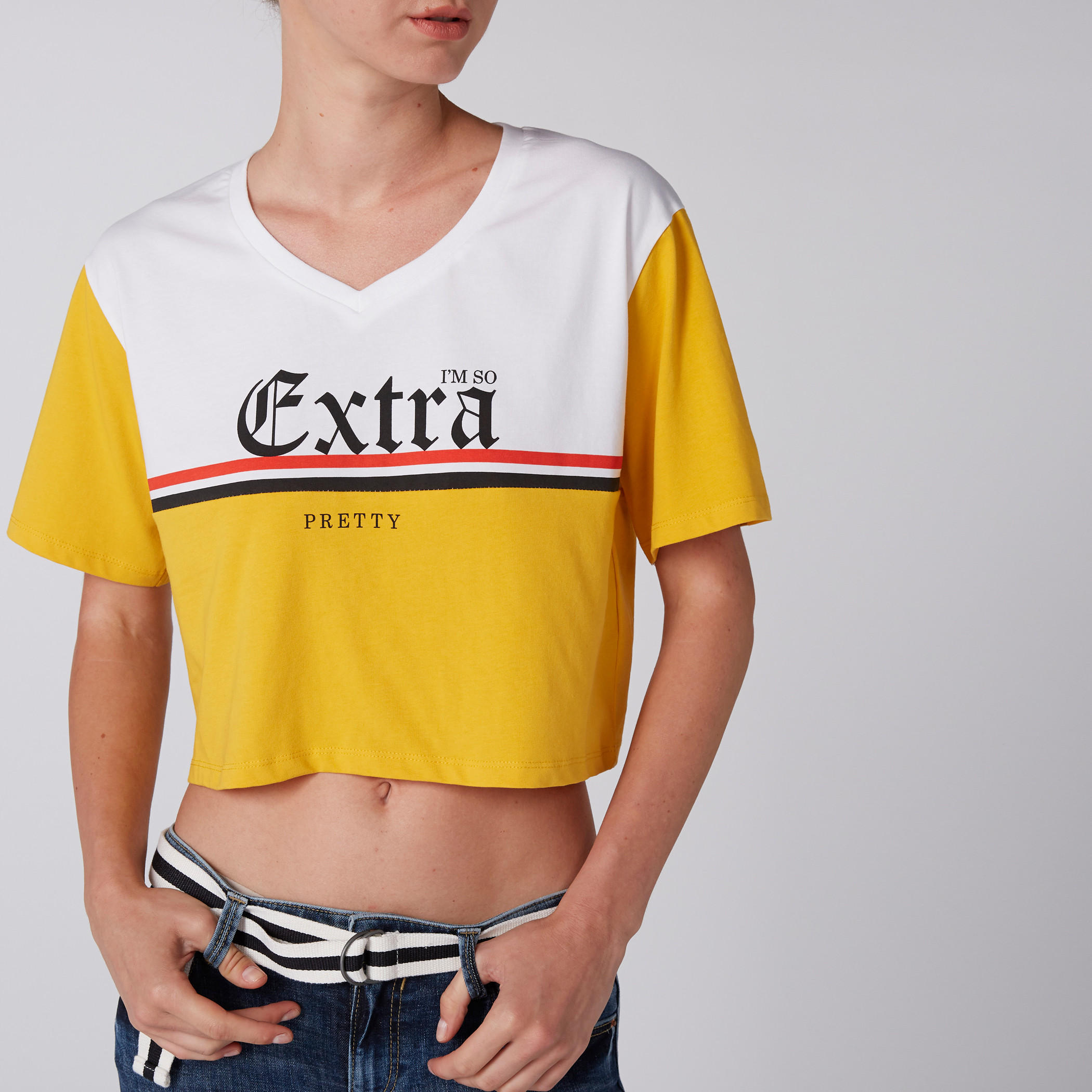 بلوزة قصيرة بطبعات وياقة V وأكمام قصيرة-women-clothing-tshirts-image-2