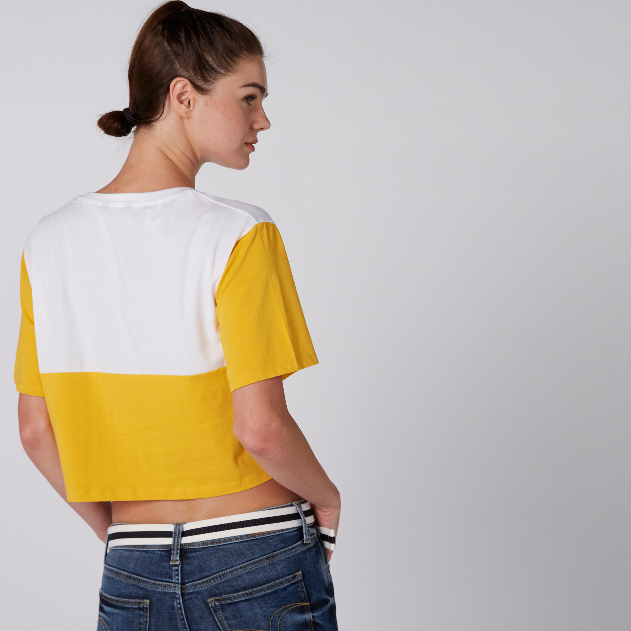بلوزة قصيرة بطبعات وياقة V وأكمام قصيرة-women-clothing-tshirts-image-3