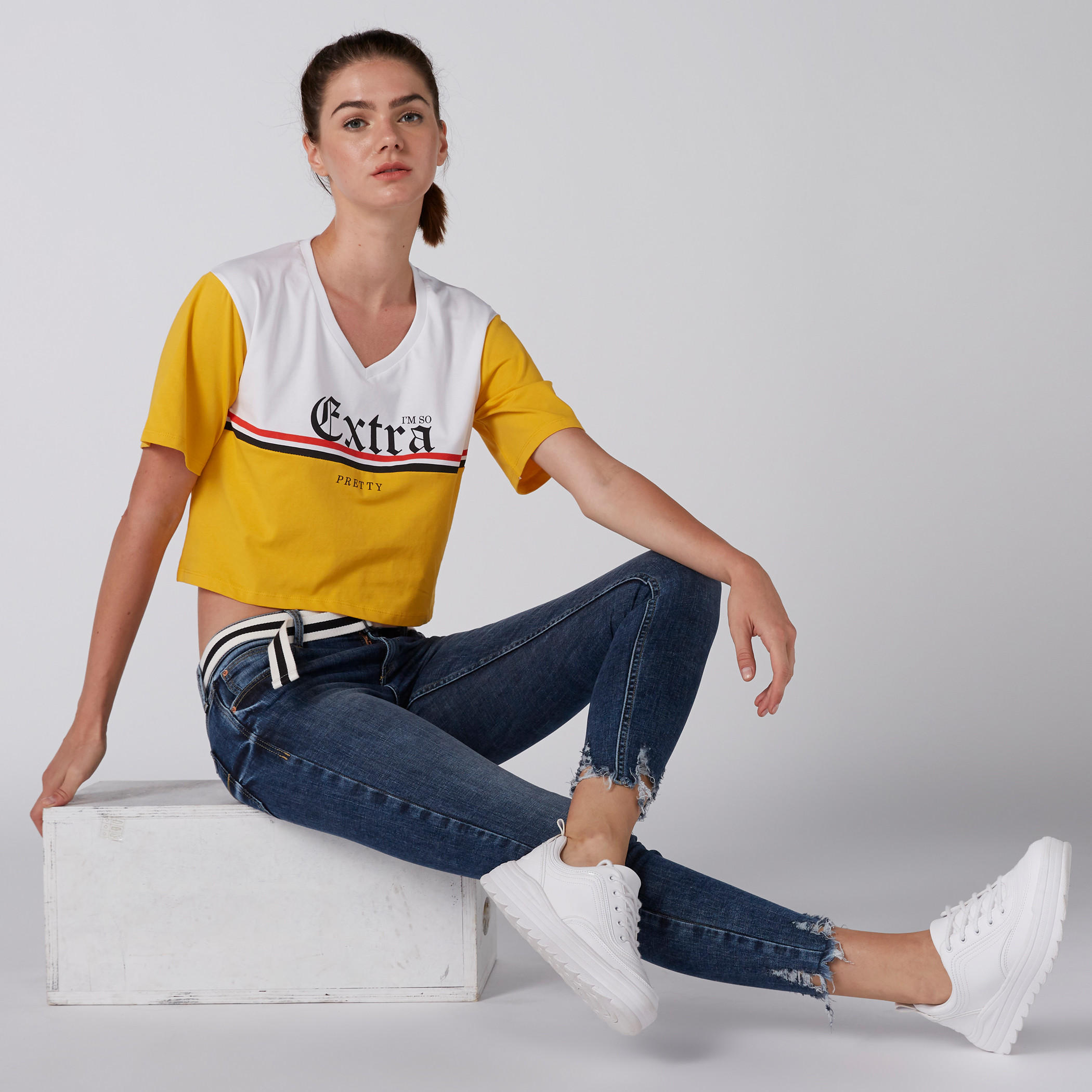 بلوزة قصيرة بطبعات وياقة V وأكمام قصيرة-women-clothing-tshirts-image-4
