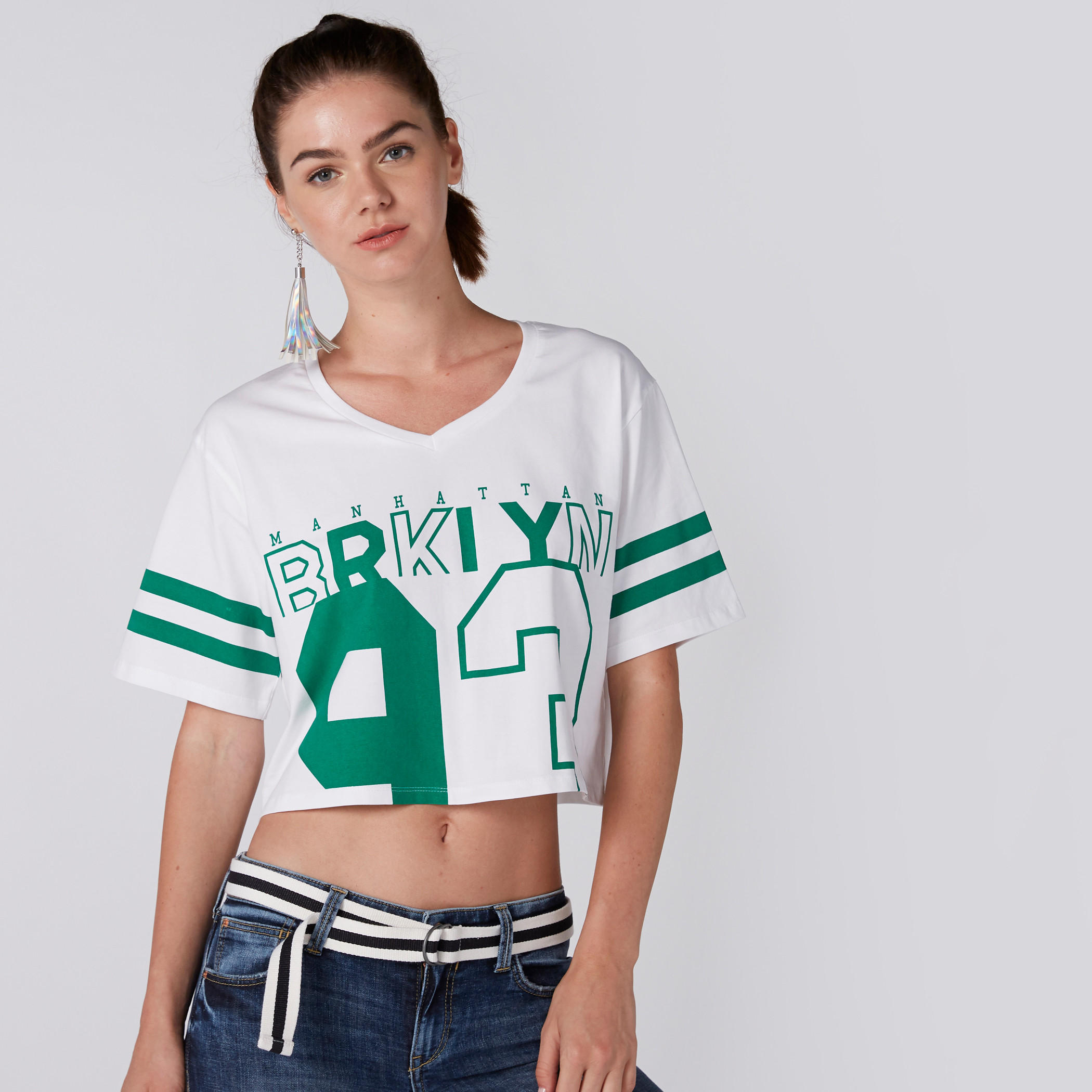 بلوزة قصيرة بطبعات وياقة V-women-clothing-tshirts-image-1