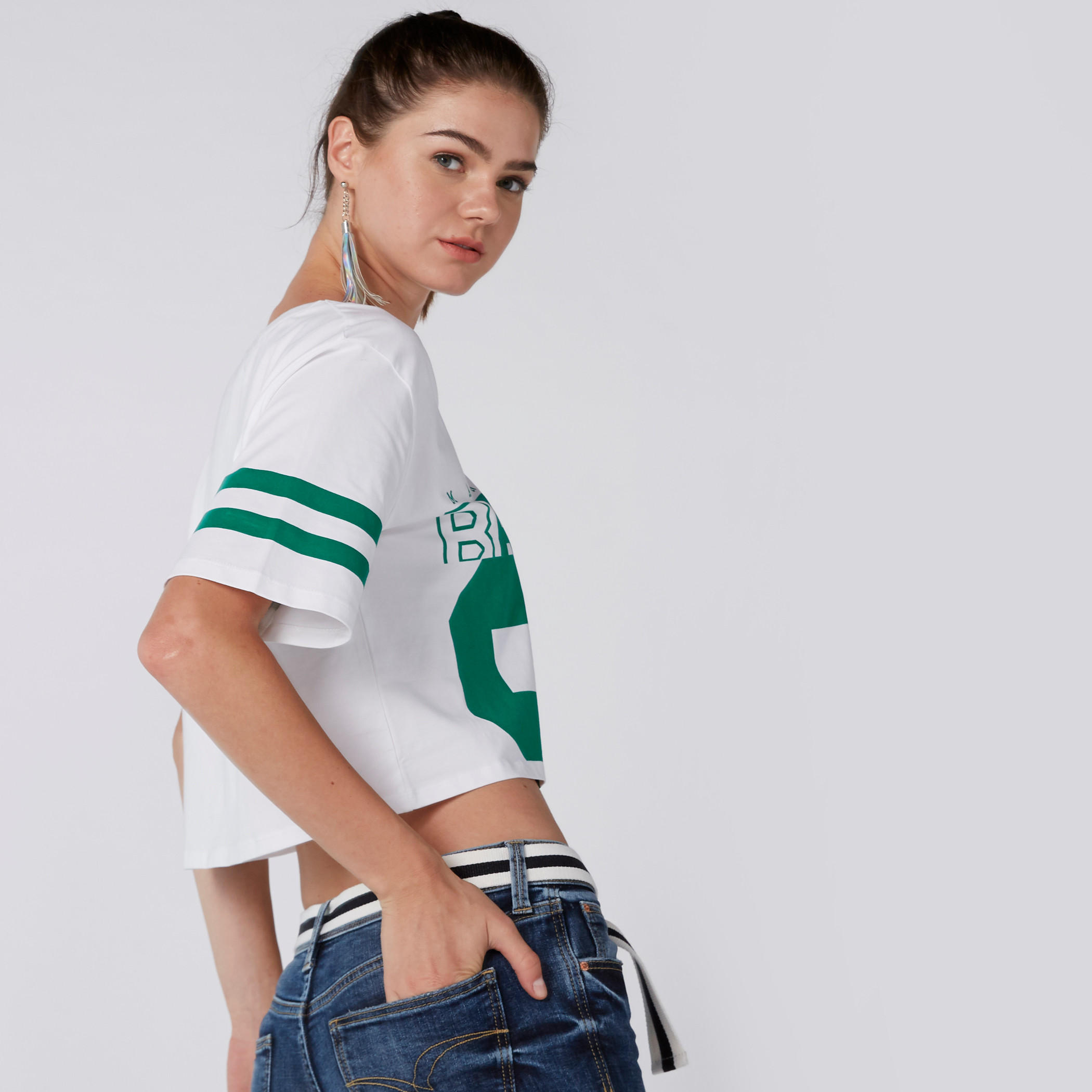 بلوزة قصيرة بطبعات وياقة V-women-clothing-tshirts-image-3