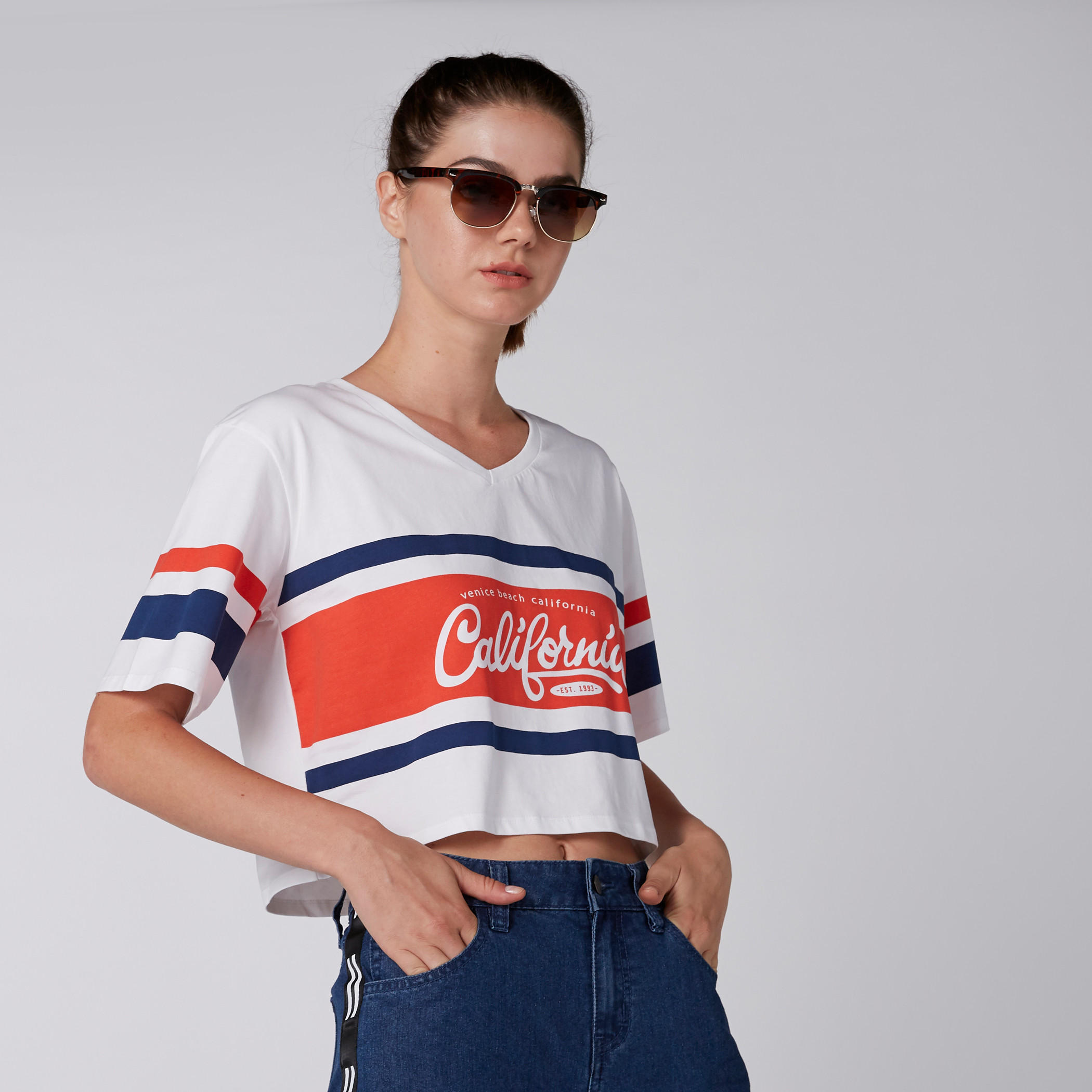 بلوزة قصيرة بياقة V وطبعات-women-clothing-tshirts-image-1