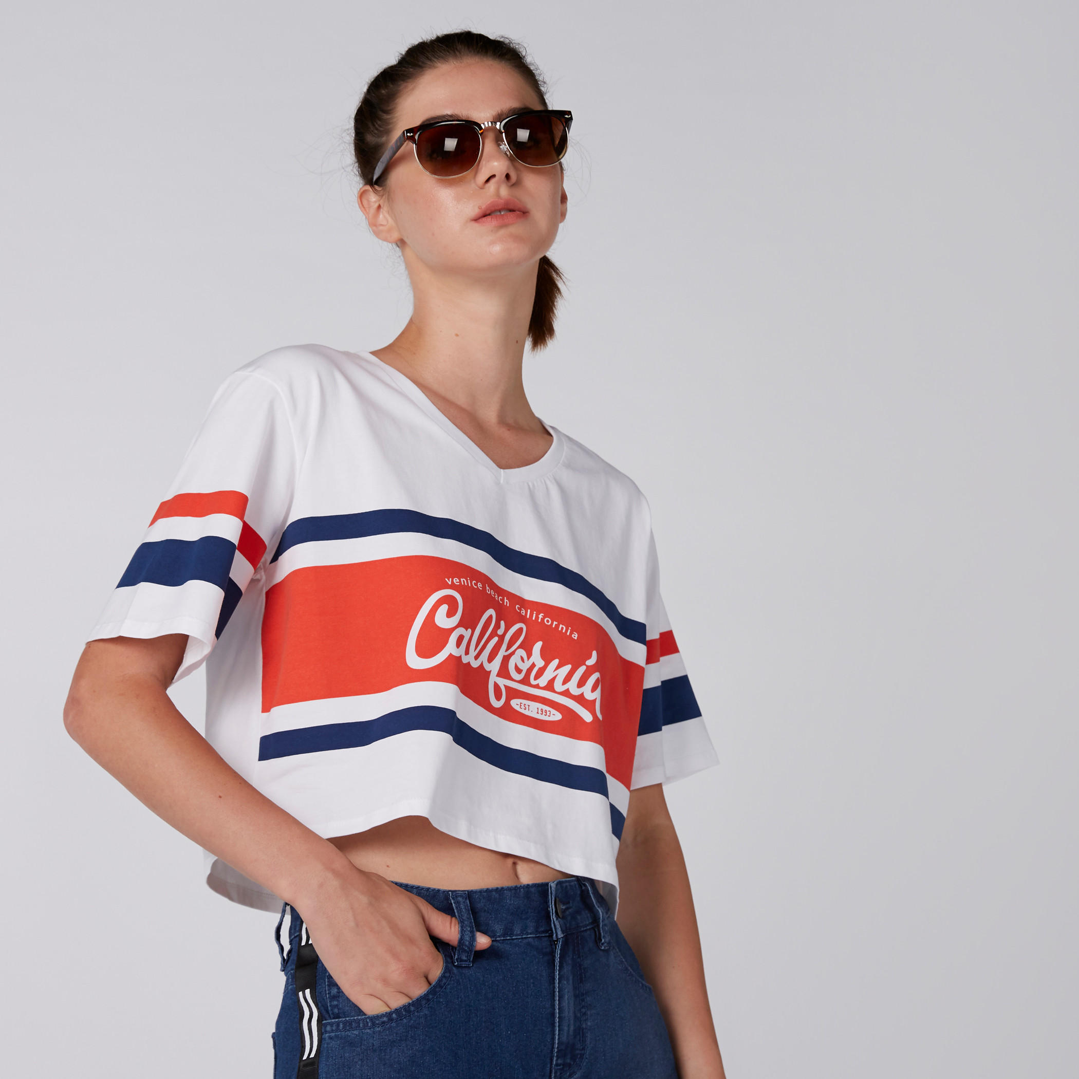 بلوزة قصيرة بياقة V وطبعات-women-clothing-tshirts-image-2