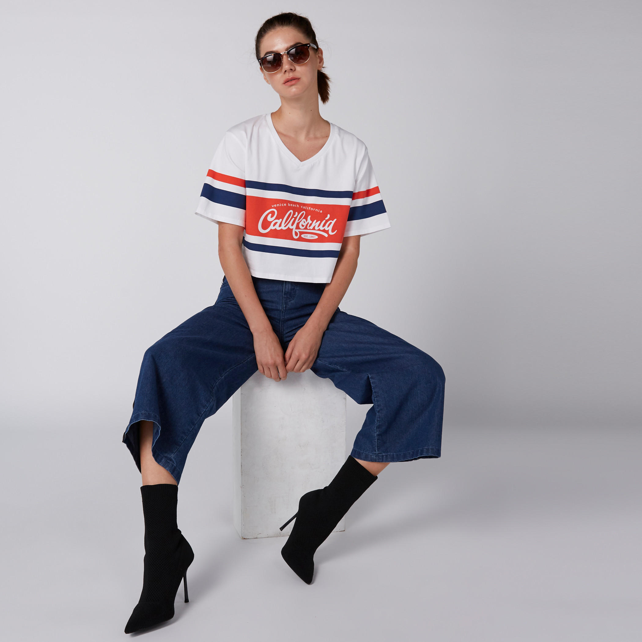 بلوزة قصيرة بياقة V وطبعات-women-clothing-tshirts-image-3
