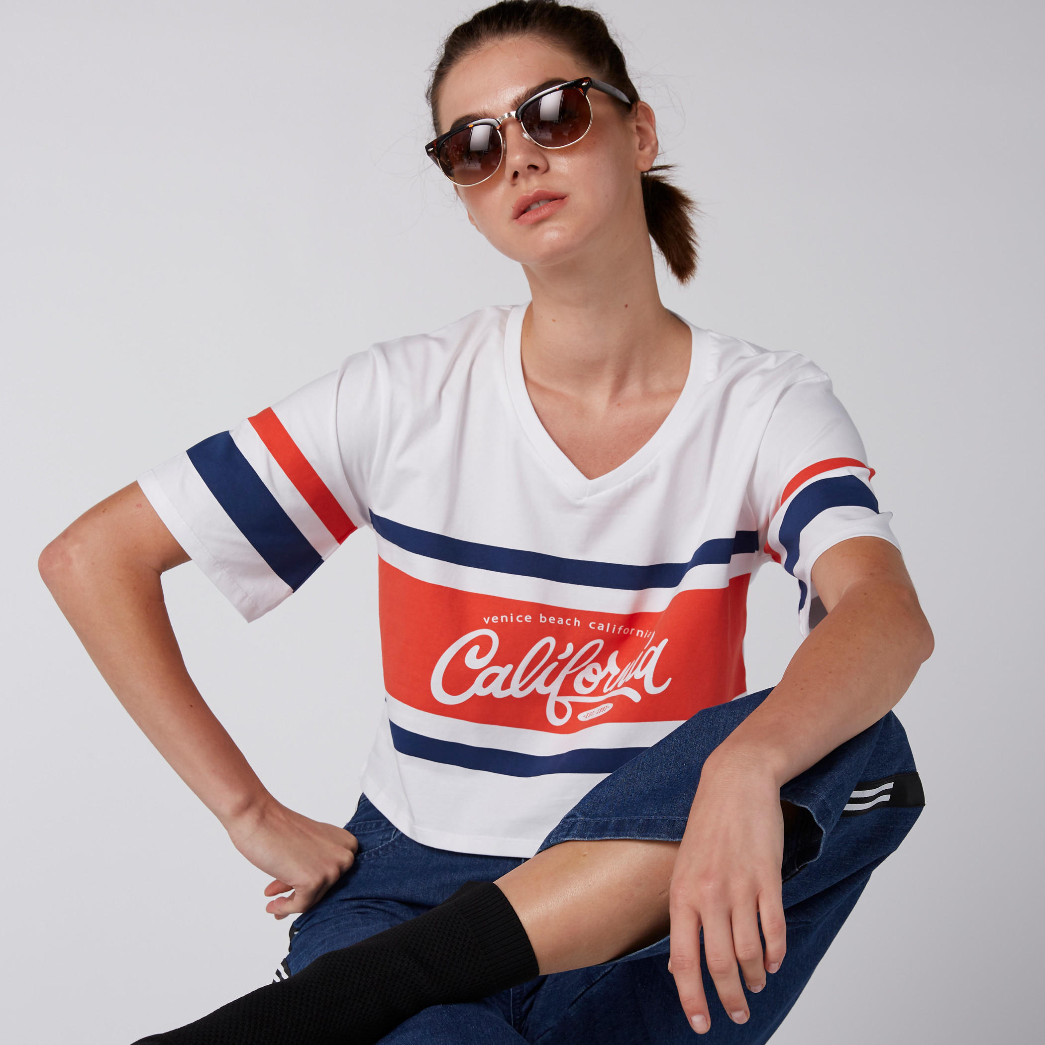 بلوزة قصيرة بياقة V وطبعات-women-clothing-tshirts-image-4