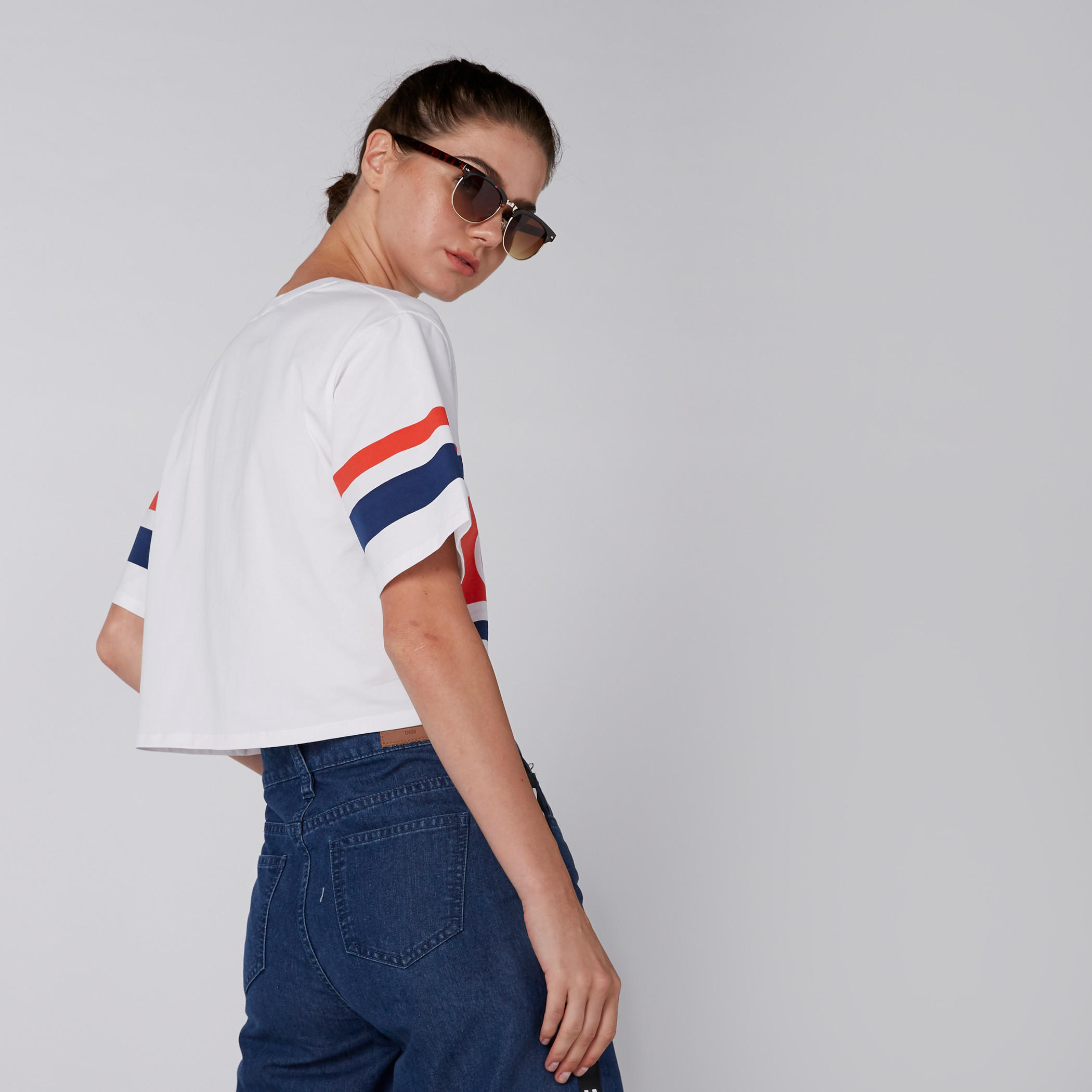 بلوزة قصيرة بياقة V وطبعات-women-clothing-tshirts-image-5
