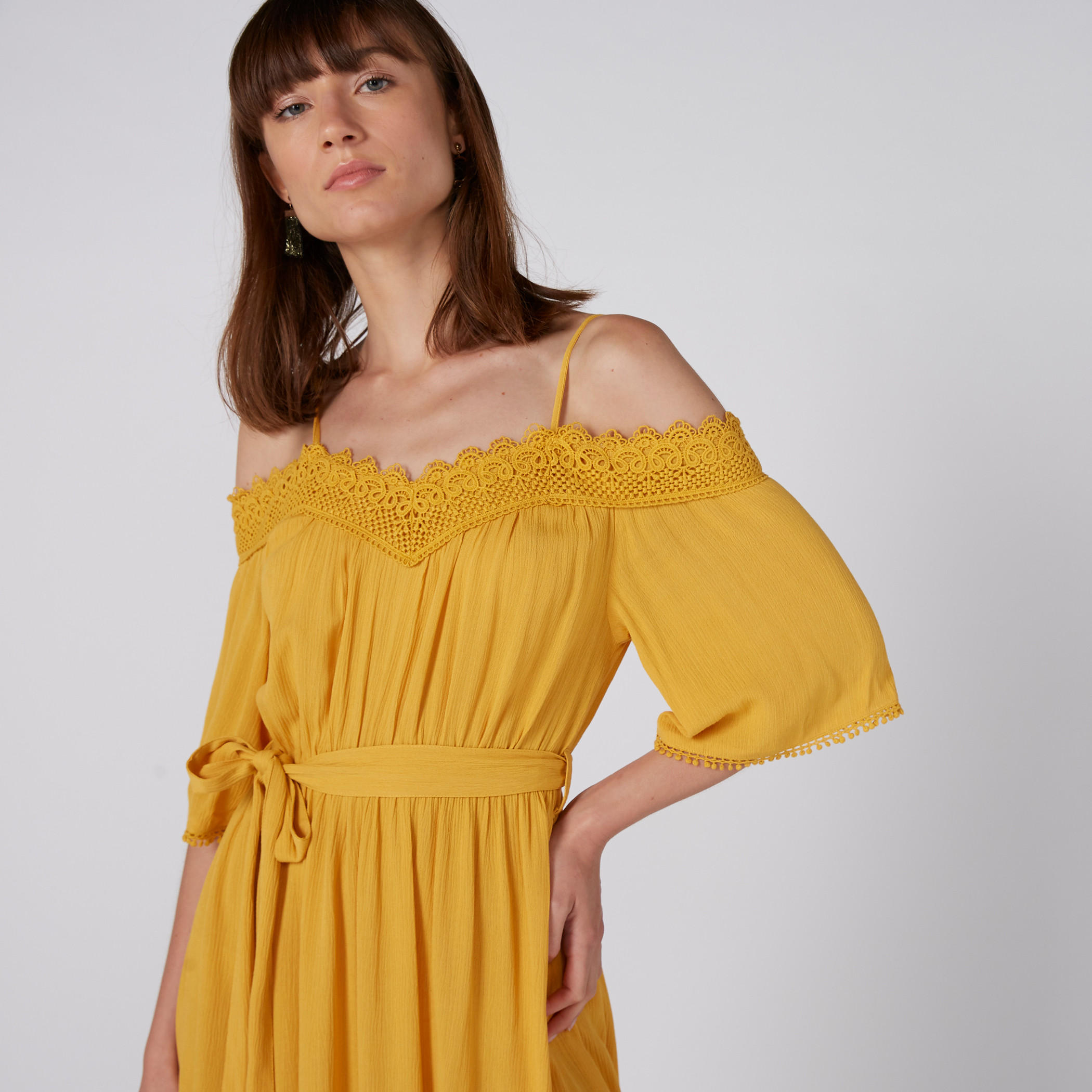 فستان ميدي بتفاصيل دانتيل وحمالات رفيعة وأربطة-women-clothing-dresses-image-1