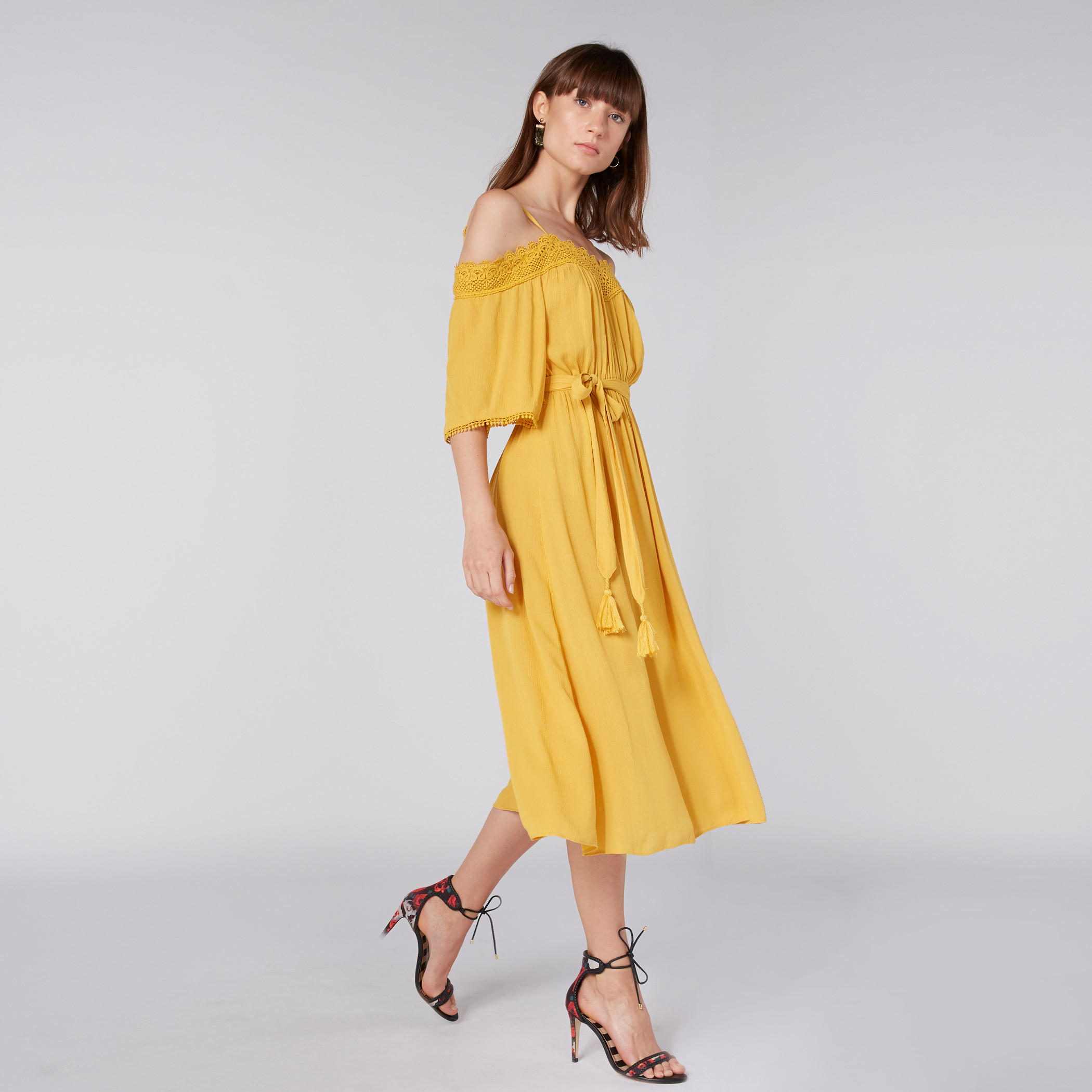 فستان ميدي بتفاصيل دانتيل وحمالات رفيعة وأربطة-women-clothing-dresses-image-2
