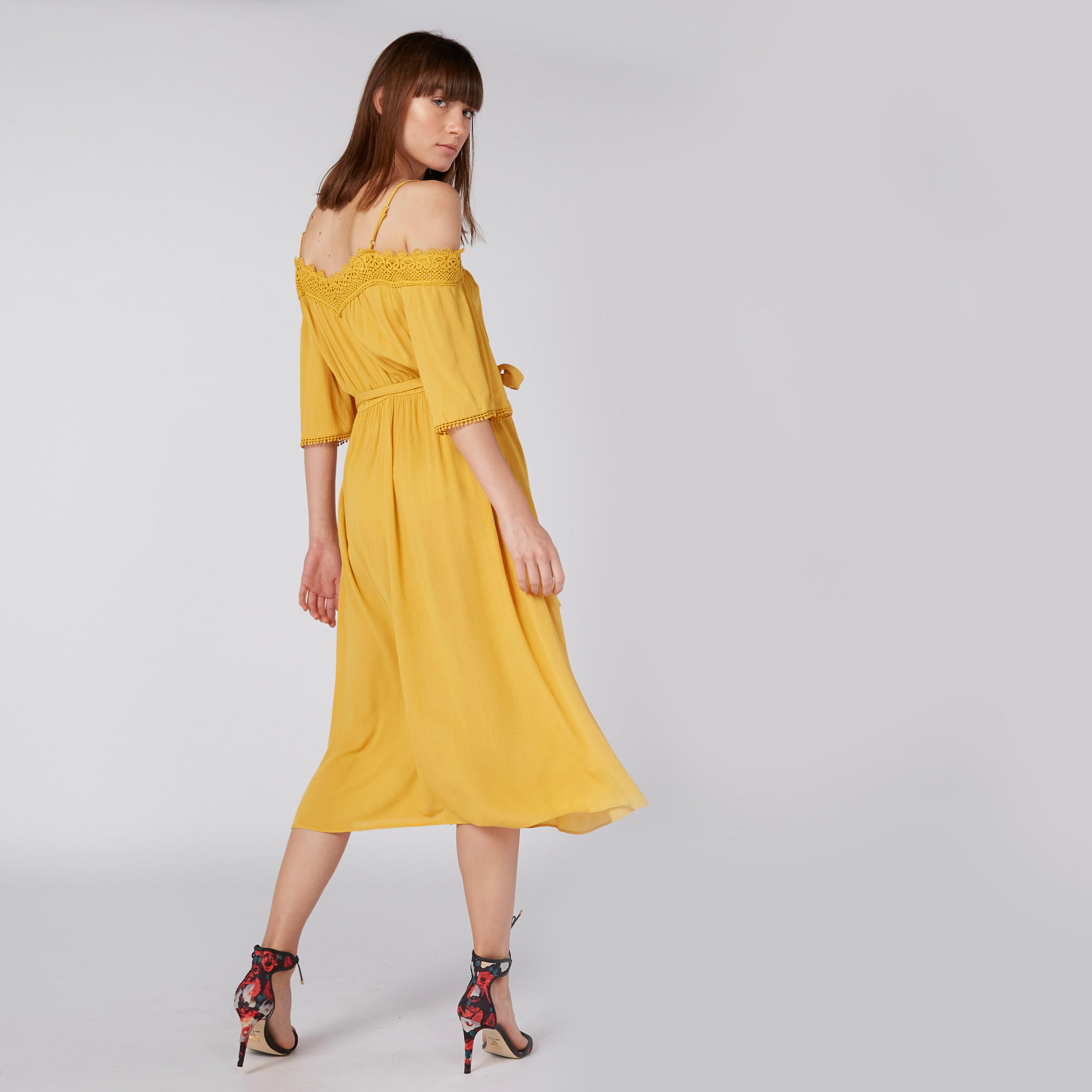 فستان ميدي بتفاصيل دانتيل وحمالات رفيعة وأربطة-women-clothing-dresses-image-4