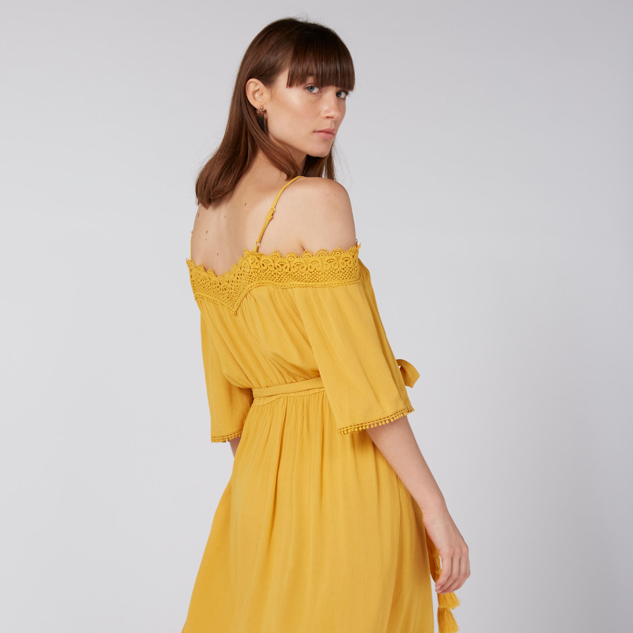 فستان ميدي بتفاصيل دانتيل وحمالات رفيعة وأربطة-women-clothing-dresses-image-5