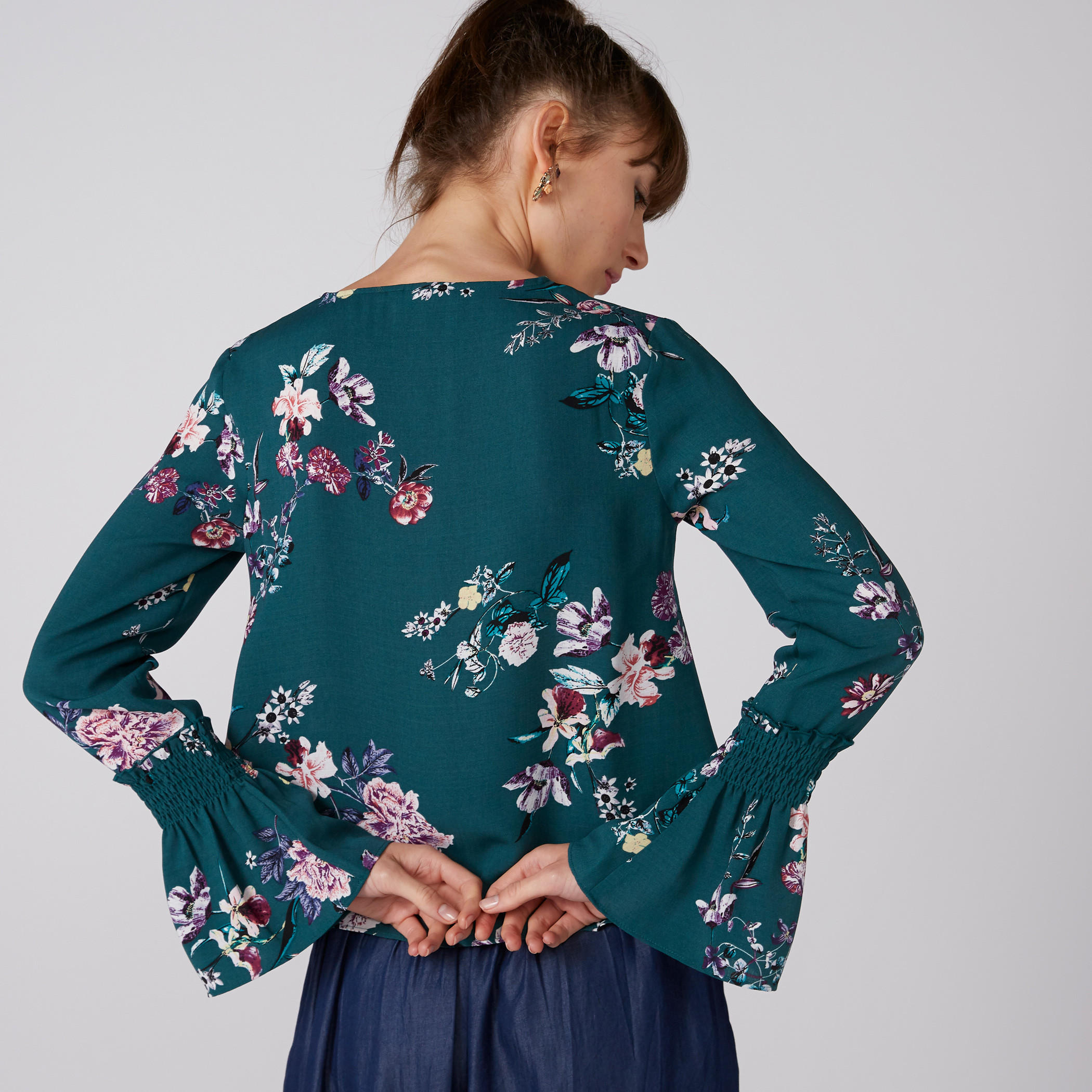 بلوزة مقلّمة بأكمام طويلة ورباط-women-clothing-shirtsandblouses-blouses-image-5