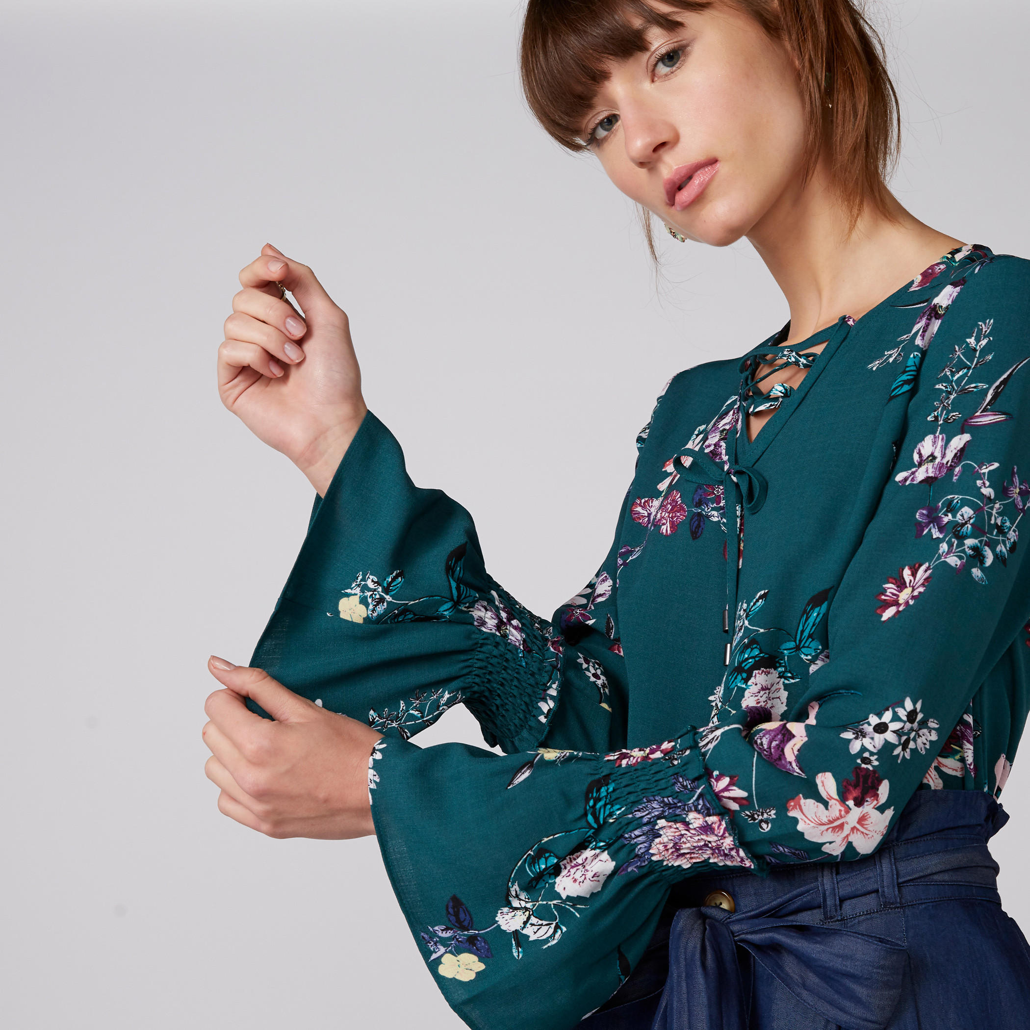 بلوزة مقلّمة بأكمام طويلة ورباط-women-clothing-shirtsandblouses-blouses-image-2