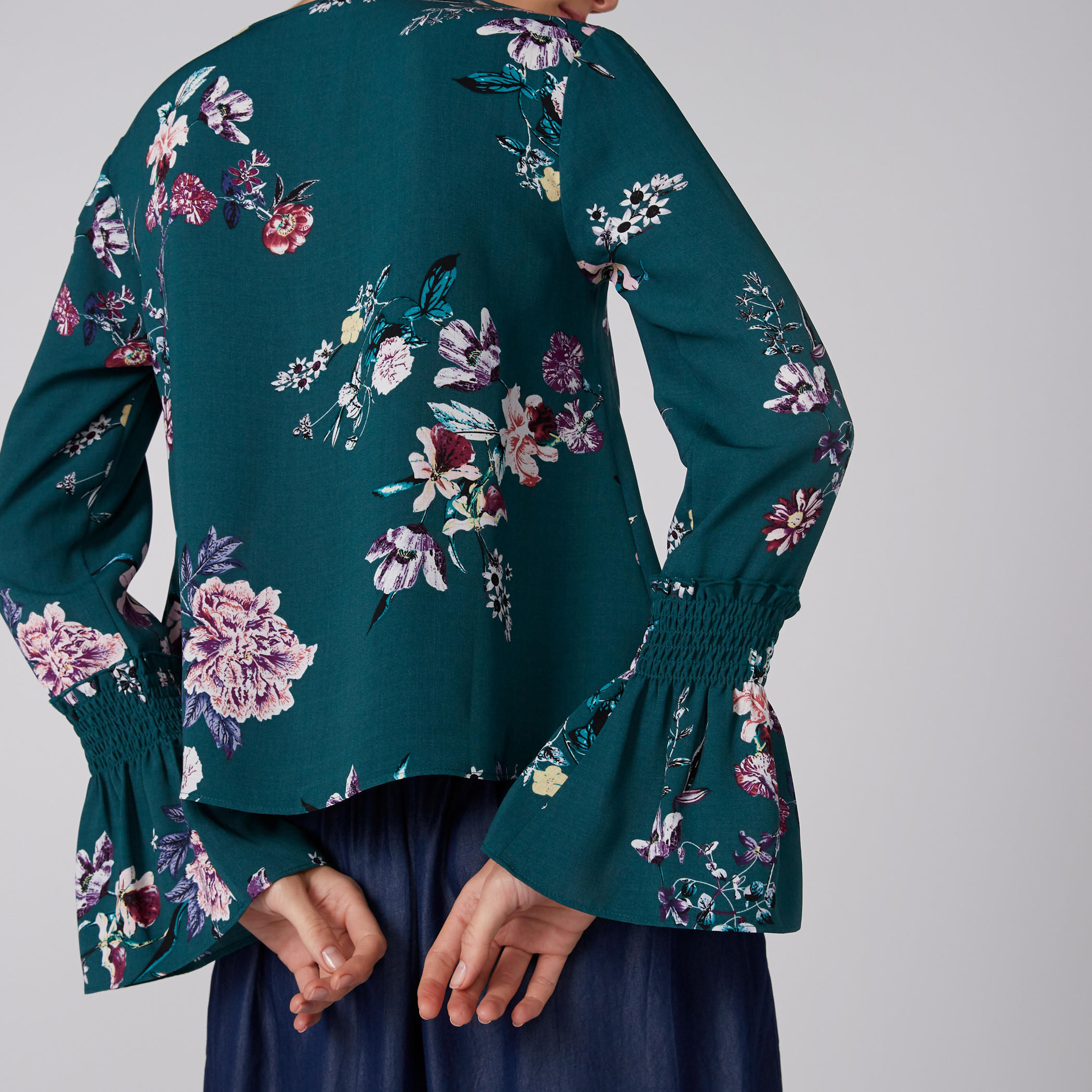 بلوزة مقلّمة بأكمام طويلة ورباط-women-clothing-shirtsandblouses-blouses-image-1
