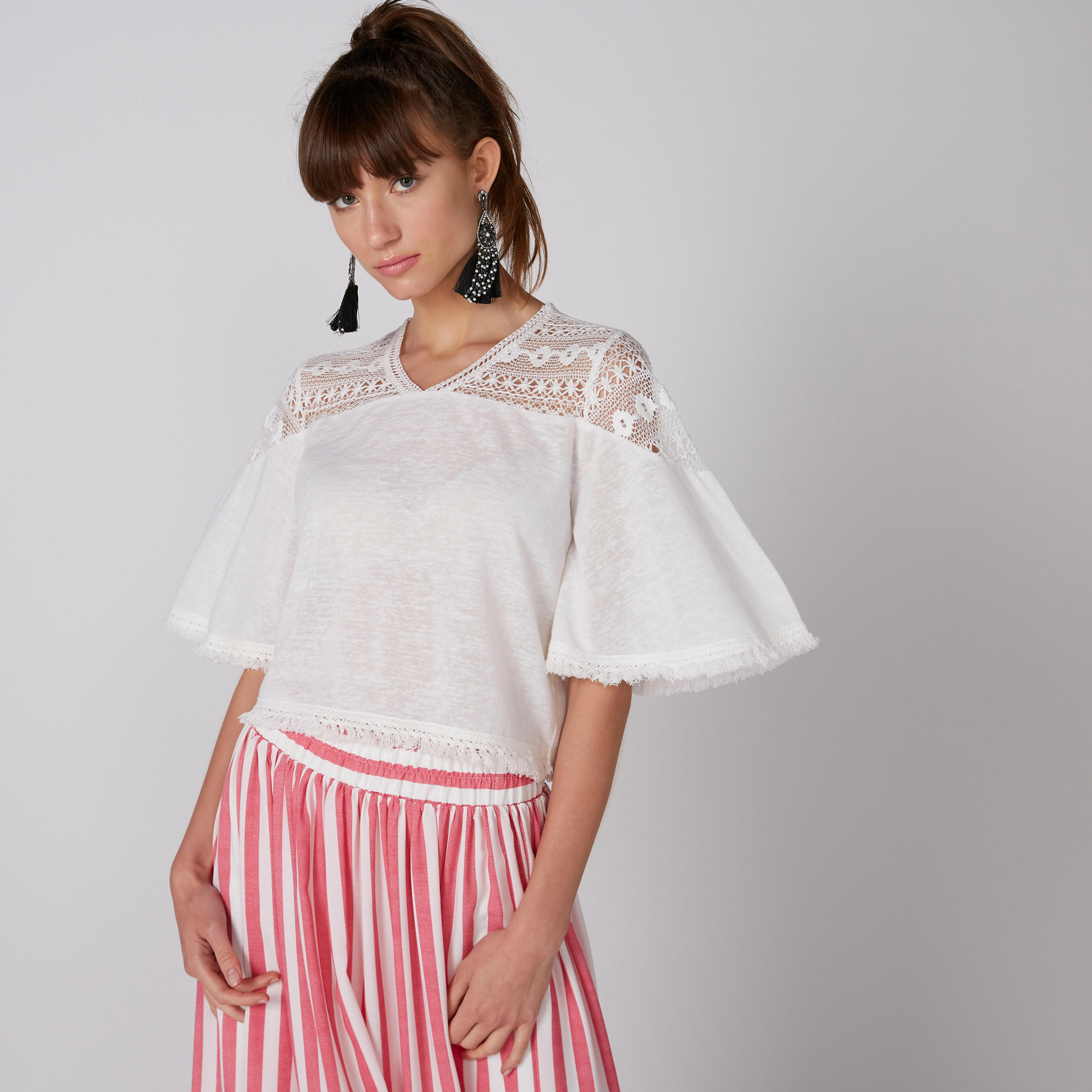 بلوزة بياقة V وأكمام واسعة وتفاصيل دانتيل-women-clothing-shirtsandblouses-blouses-image-1