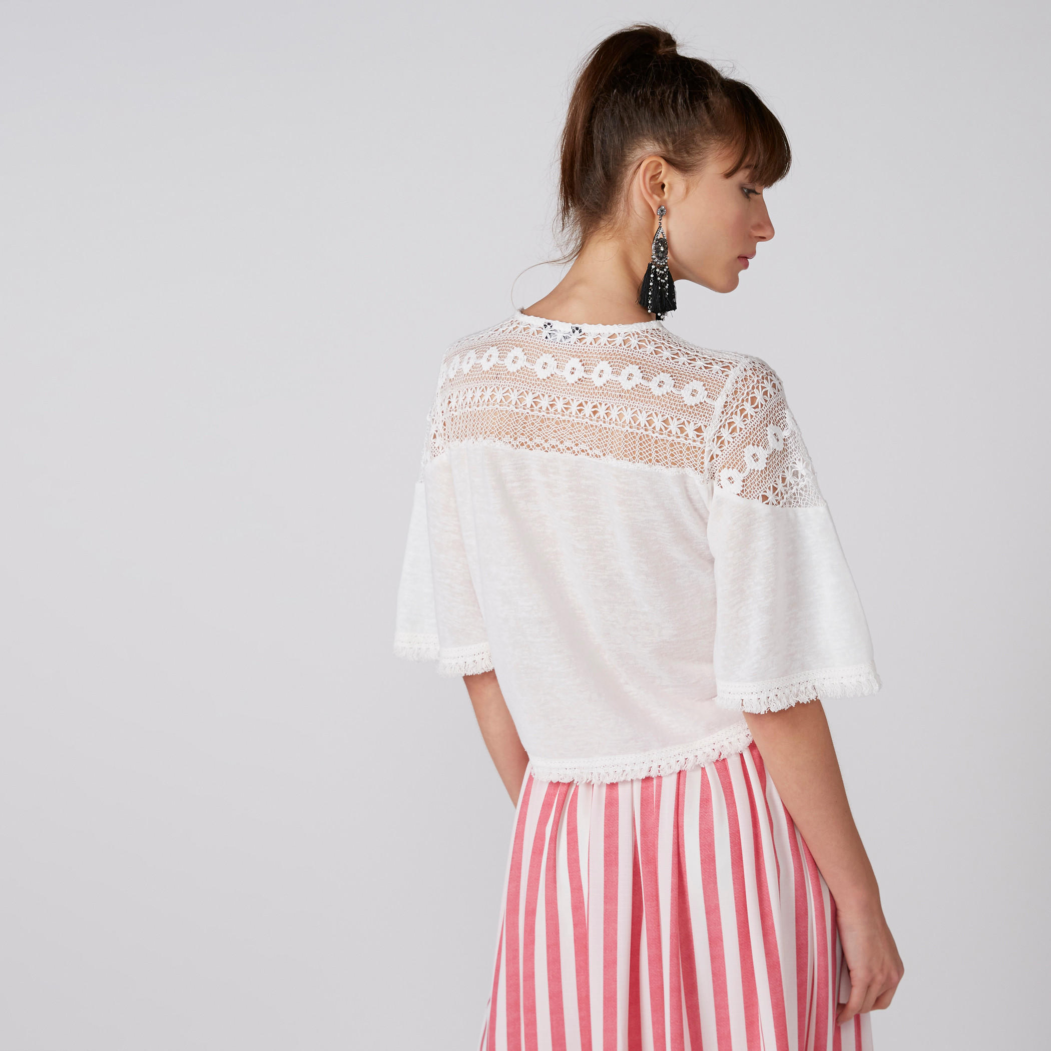 بلوزة بياقة V وأكمام واسعة وتفاصيل دانتيل-women-clothing-shirtsandblouses-blouses-image-2