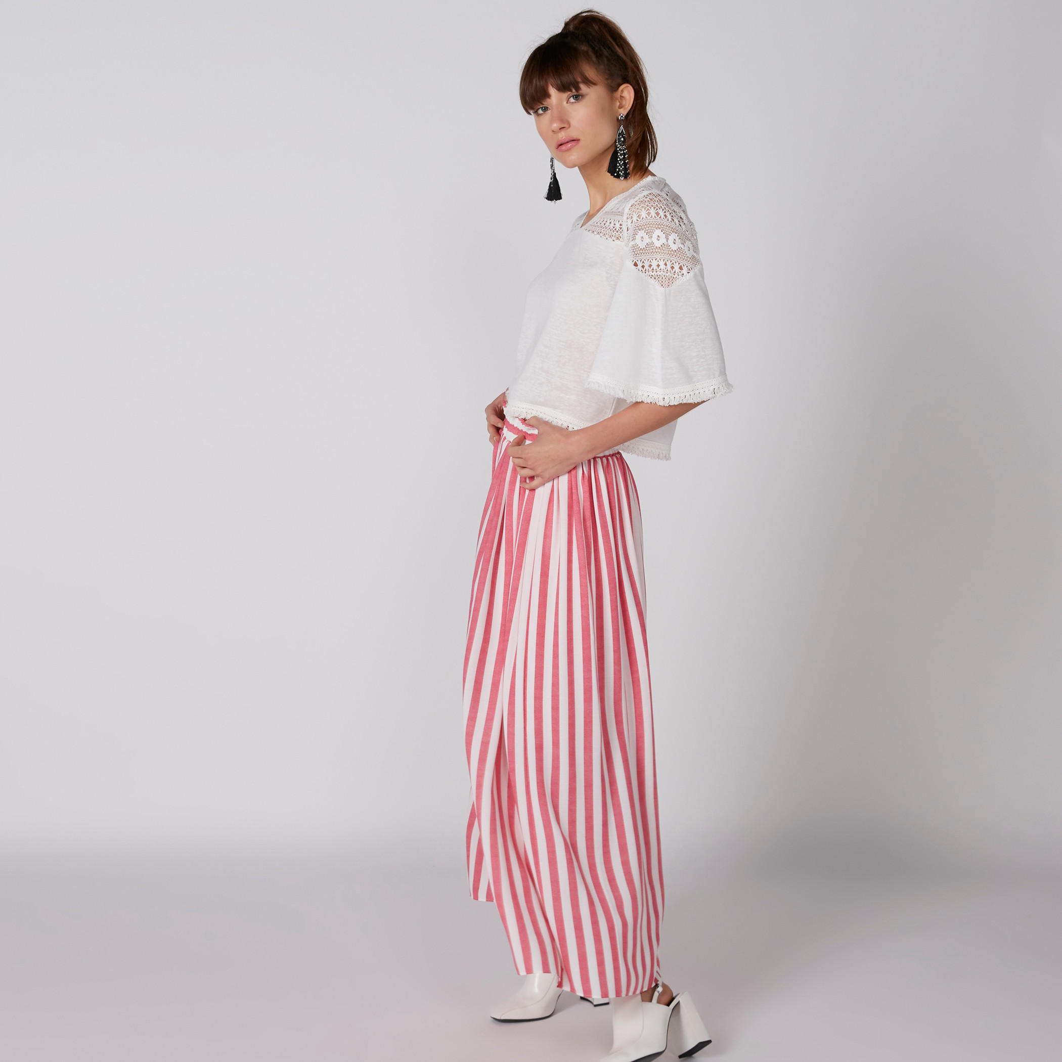 بلوزة بياقة V وأكمام واسعة وتفاصيل دانتيل-women-clothing-shirtsandblouses-blouses-image-3